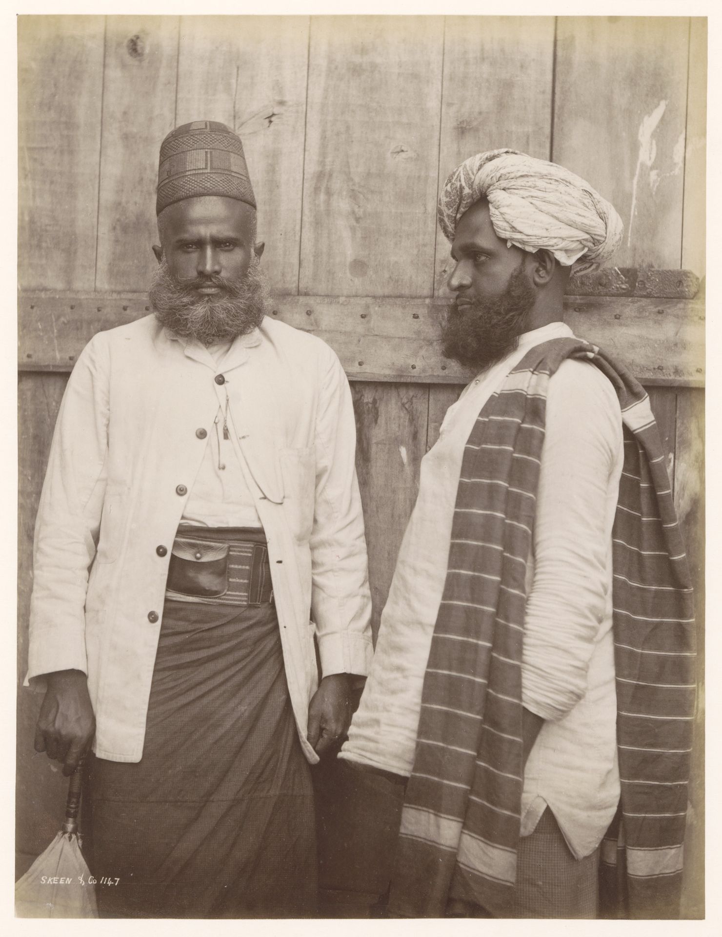 Portret van twee onbekende Sri Lankanen by W.L.H. Skeen & Co.