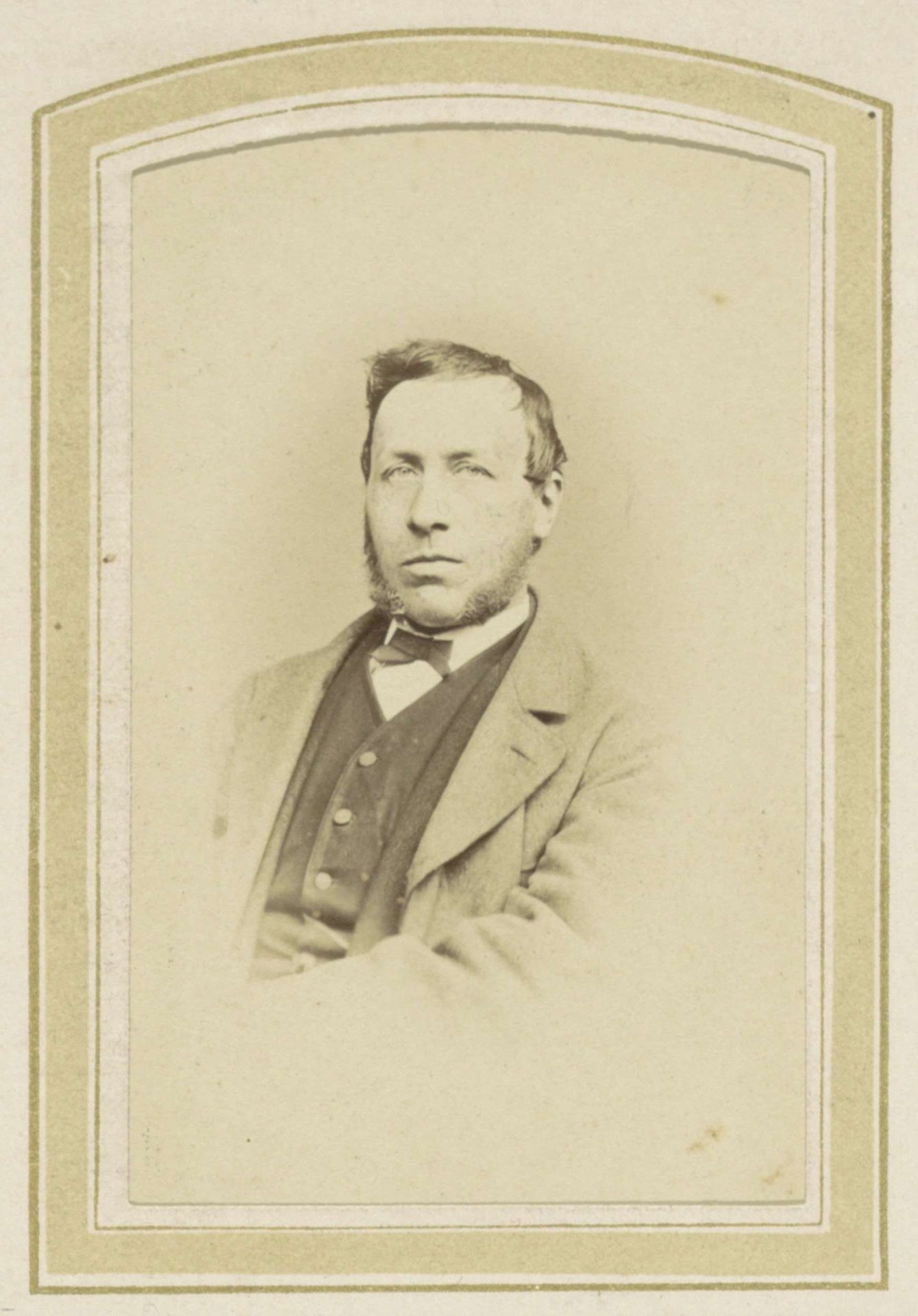 Portret van een man met bakkebaarden, een strikje en een vest by George Lodewijk Mulder