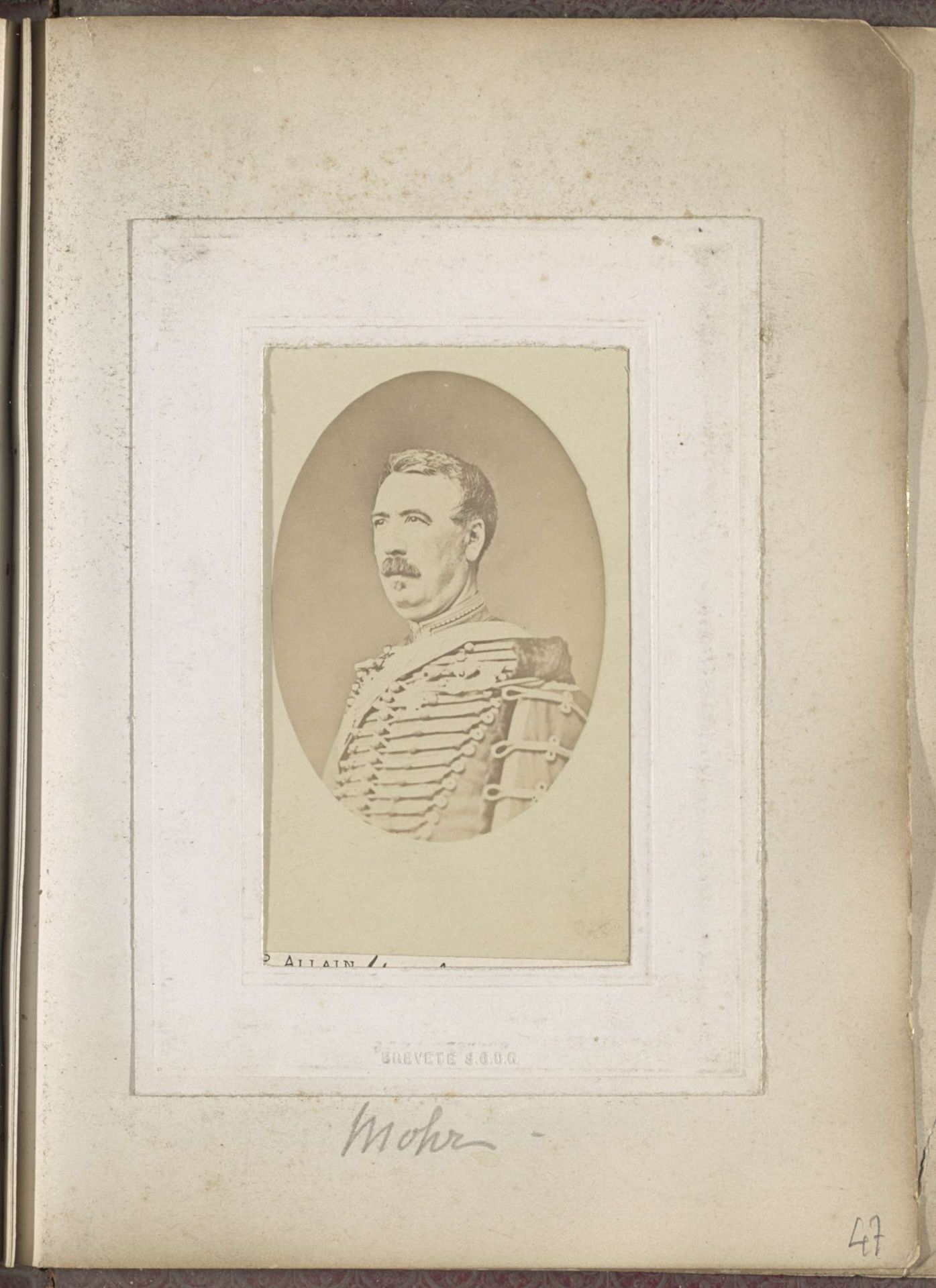 Portret van man in een militair kostuum, aangeduid als Mohr by Photographie Saint Thomas d'Aquin