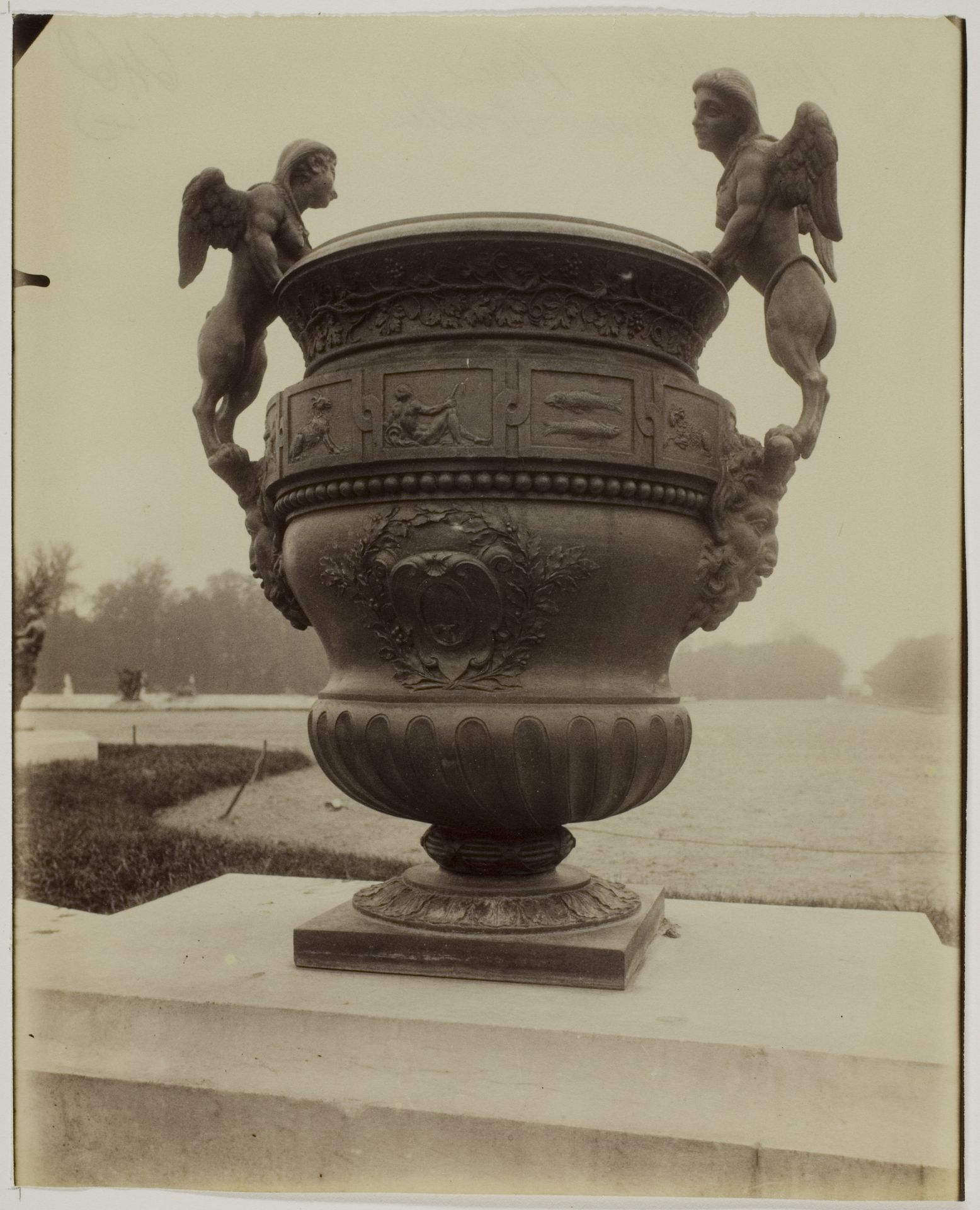 Versailles, Vase par Ballin by Eugène Atget