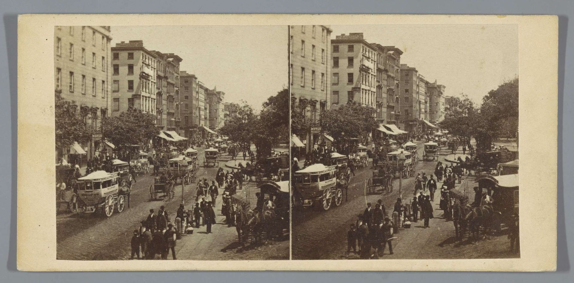 Broadway in New York, gezien vanaf Barnum's Museum op de kruising van Broadway en Ann Street richting het noorden by Anonymous