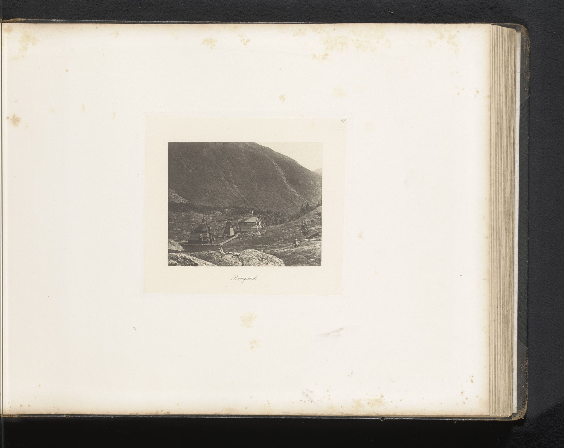Gezicht op de staafkerk van Borgund by Paul Lange