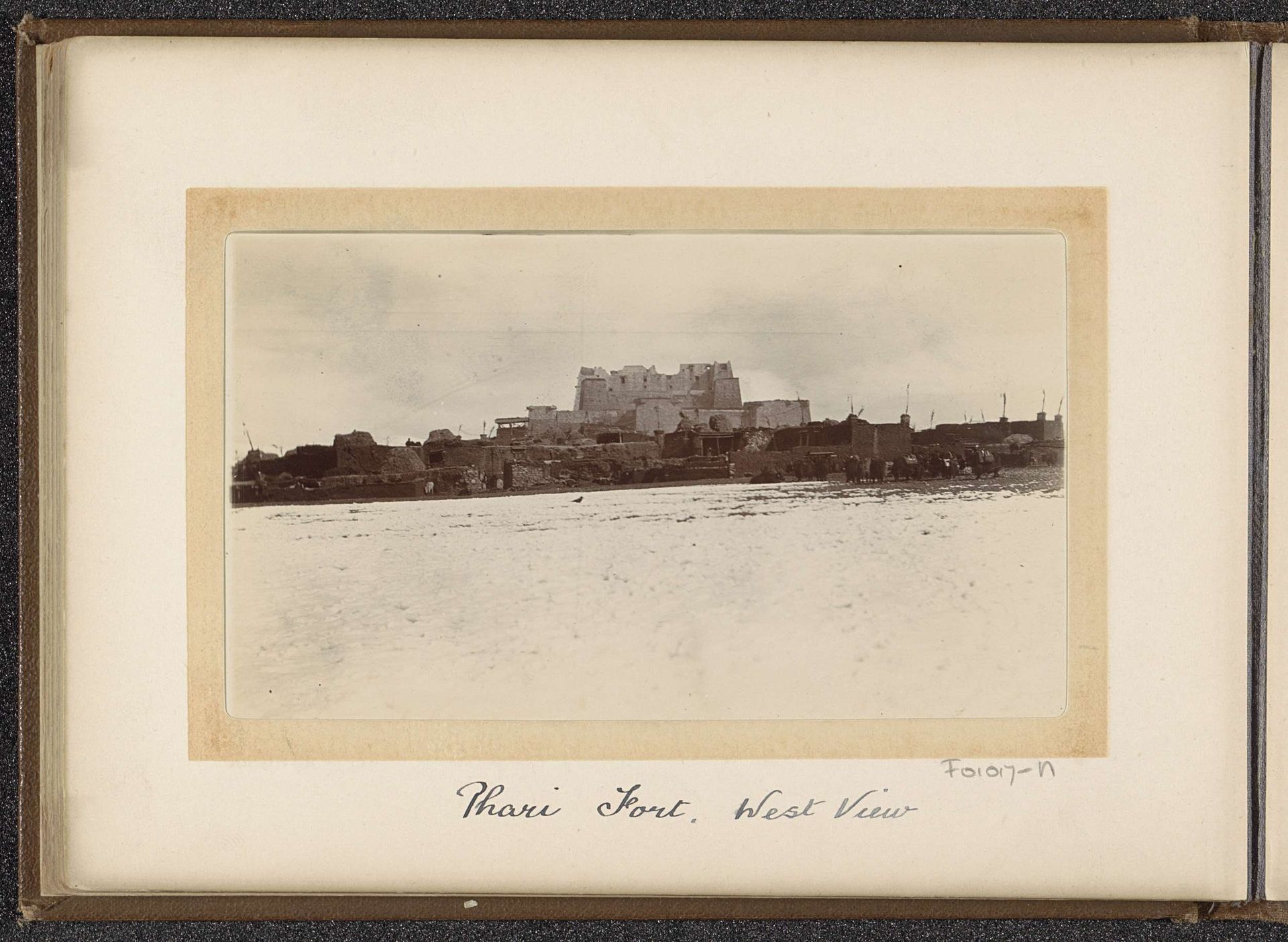 Fort van Phari gezien vanuit het westen met eromheen huizen en lastdieren by D.T. Dalton