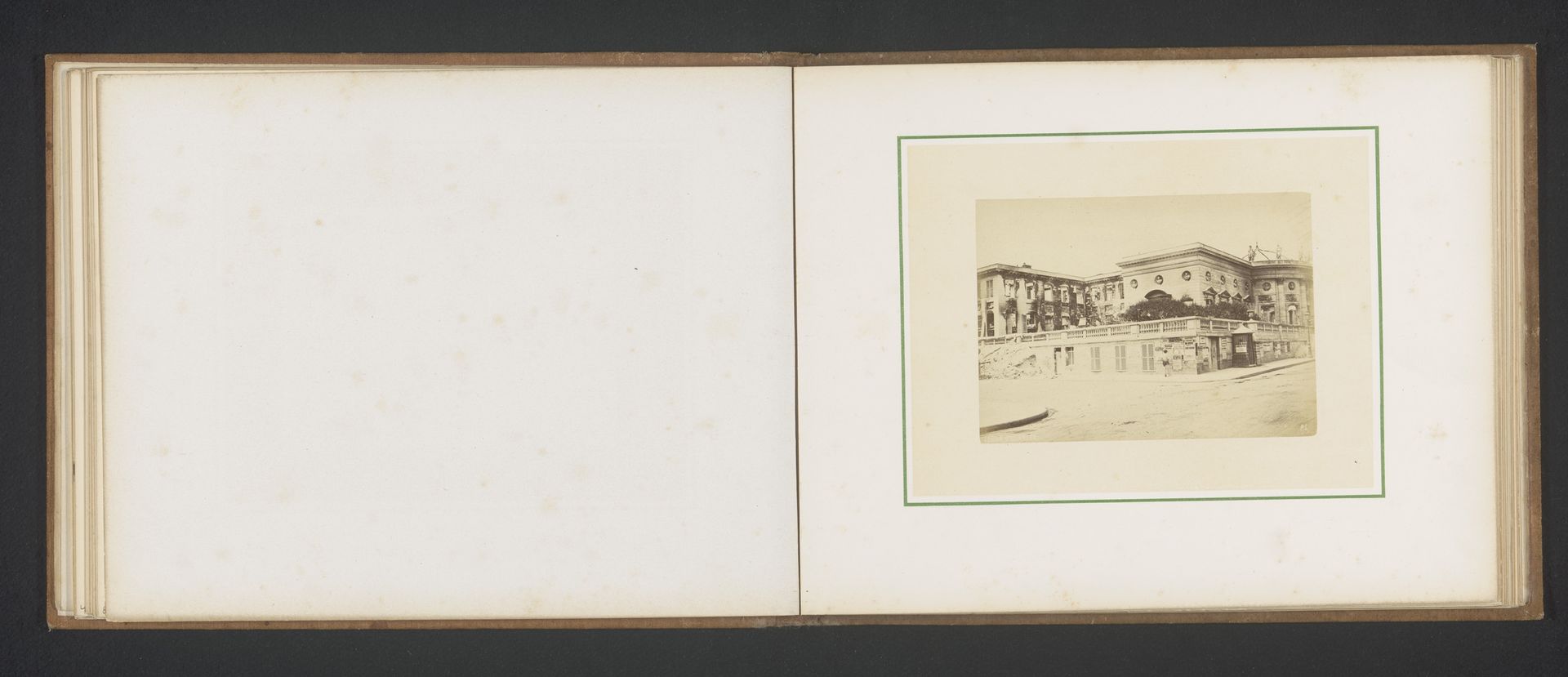 Gezicht op het Palais de la Légion d'Honneur in Parijs na de brand door de Commune van Parijs by P. Loubère