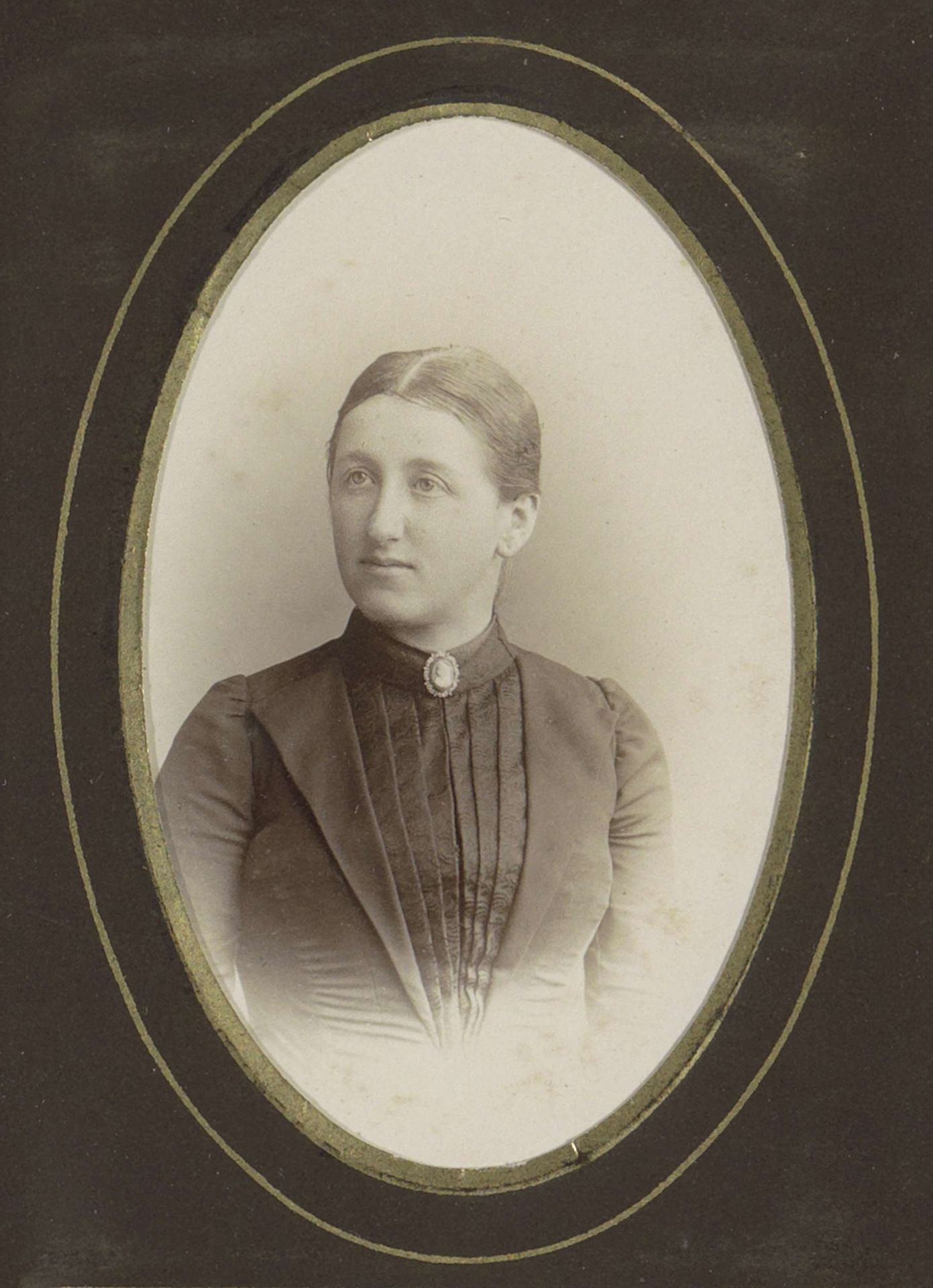 Portret van een vrouw met een broche by Busenbender & Co.