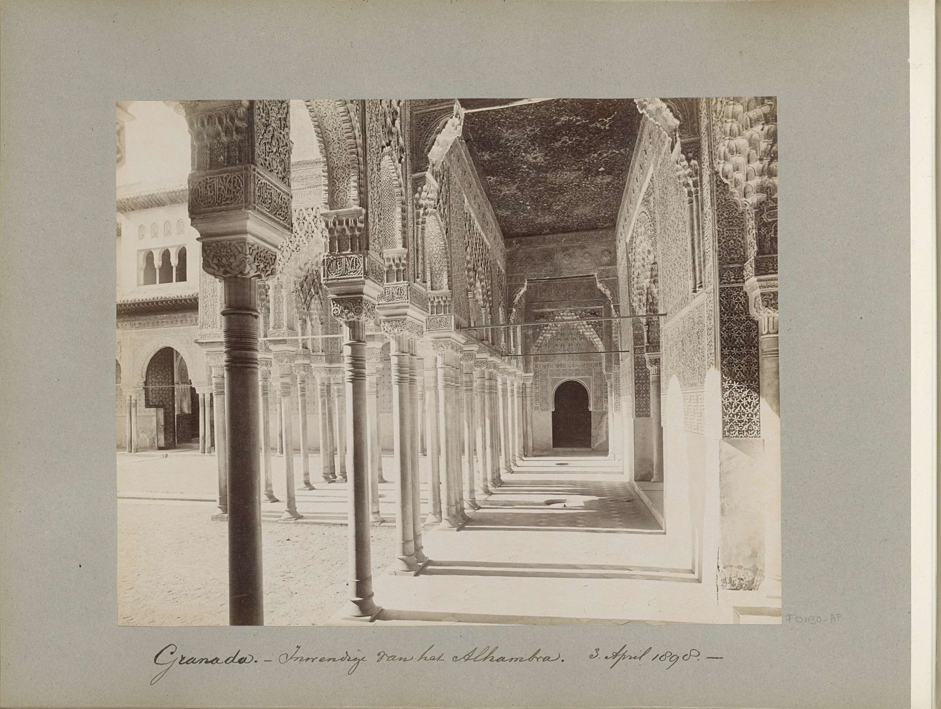 Zuilengalerij in het Alhambra by Rafael Garzón