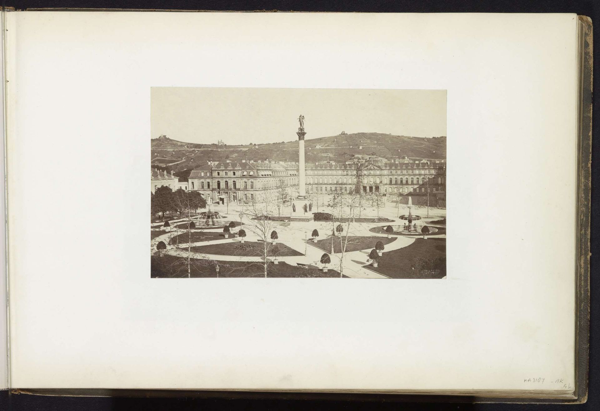 Schlossplatz en Neues Schloss in Stuttgart by Ludwig Schaller