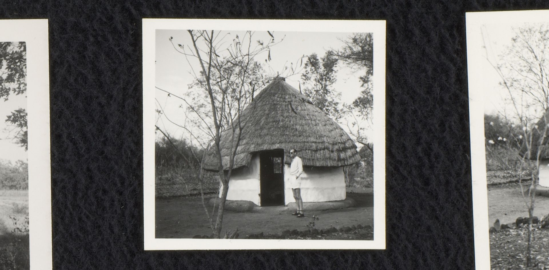 Onbekende man bij een lemen huis, vermoedelijk in Transvaal, Zuid-Afrika by Willem Jacob van den Berg