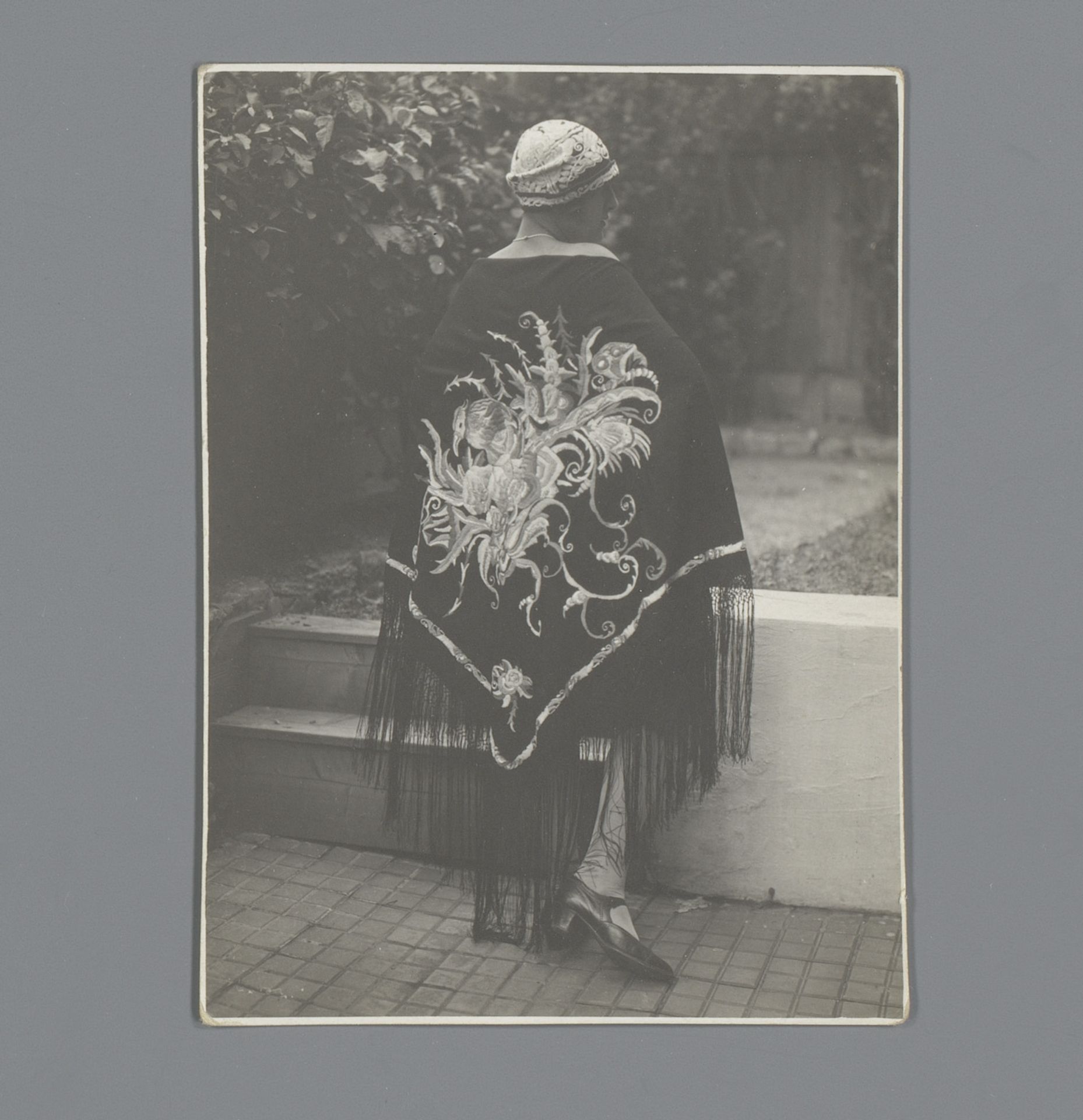 Model met geborduurde omslagdoek, model 'vogel', van de Wiener Werkstätte by Anonymous