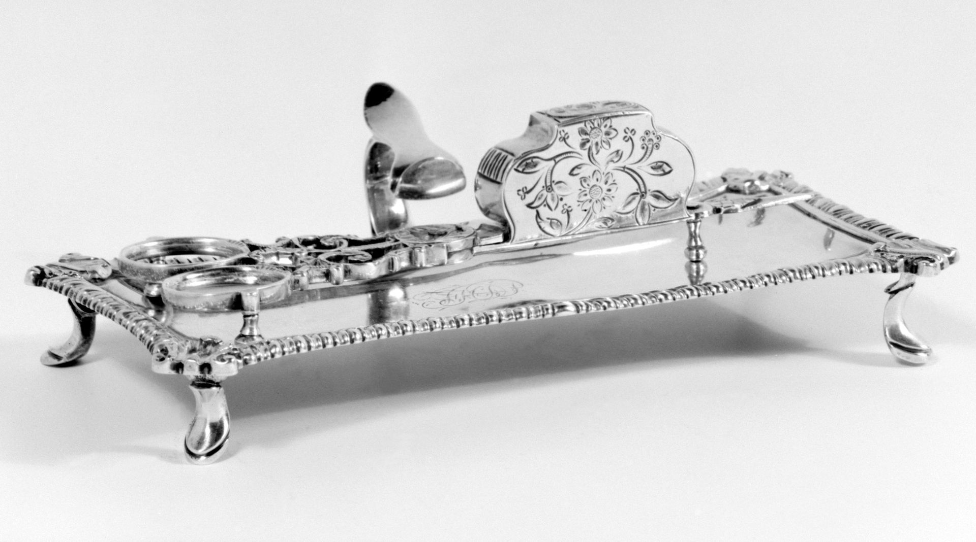 Snuffers tray by W. T., London