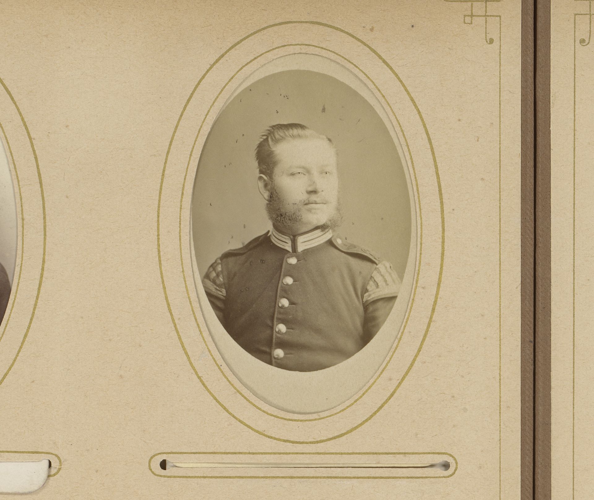 Portret van een man in uniform by Franz Ehrlich