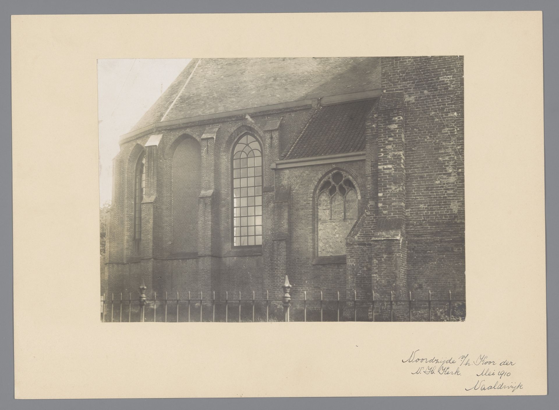 Noordzijde van het koor van de Oude kerk te Naaldwijk by anoniem (Monumentenzorg)