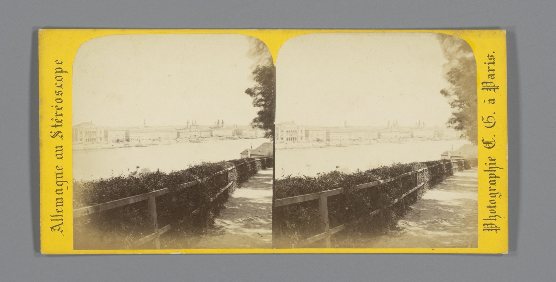 Gezicht op Pest, gezien vanuit Boeda, Boedapest by Charles Gaudin