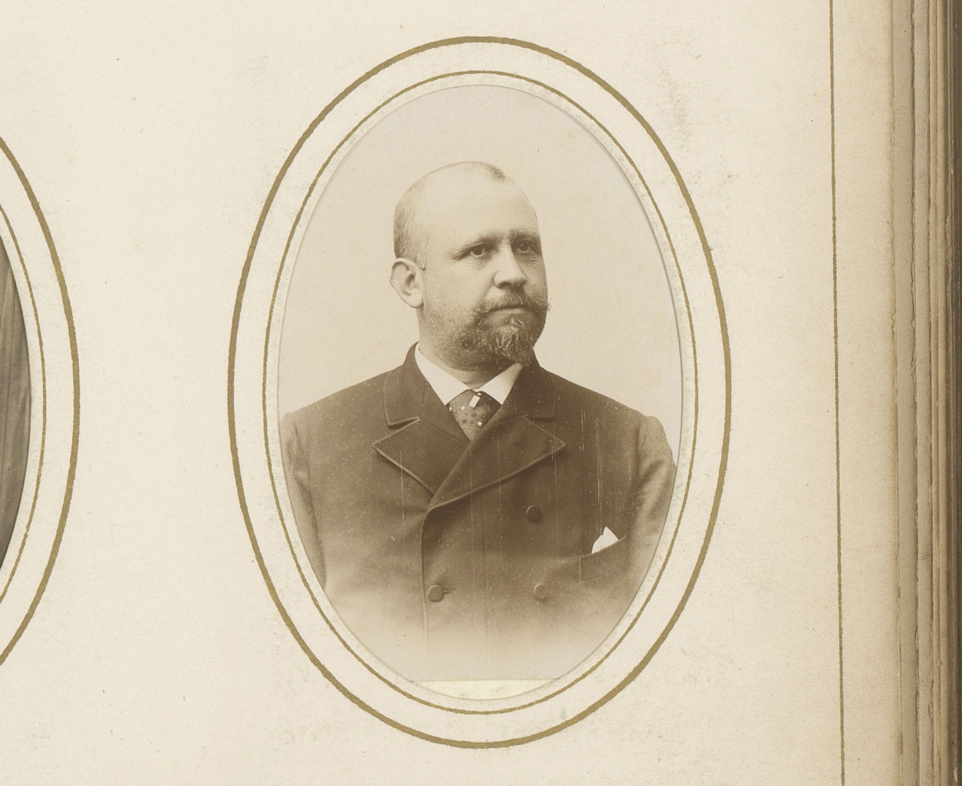 Portret van een man met snor en baard by Ferdinand Buyle