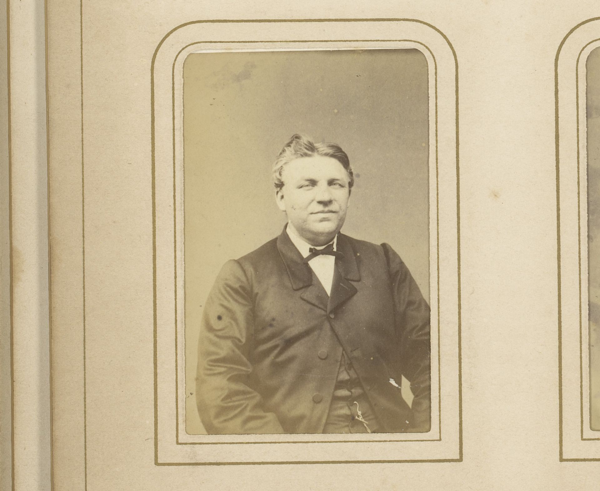Portret van een zittende man by Prosper Bevierre