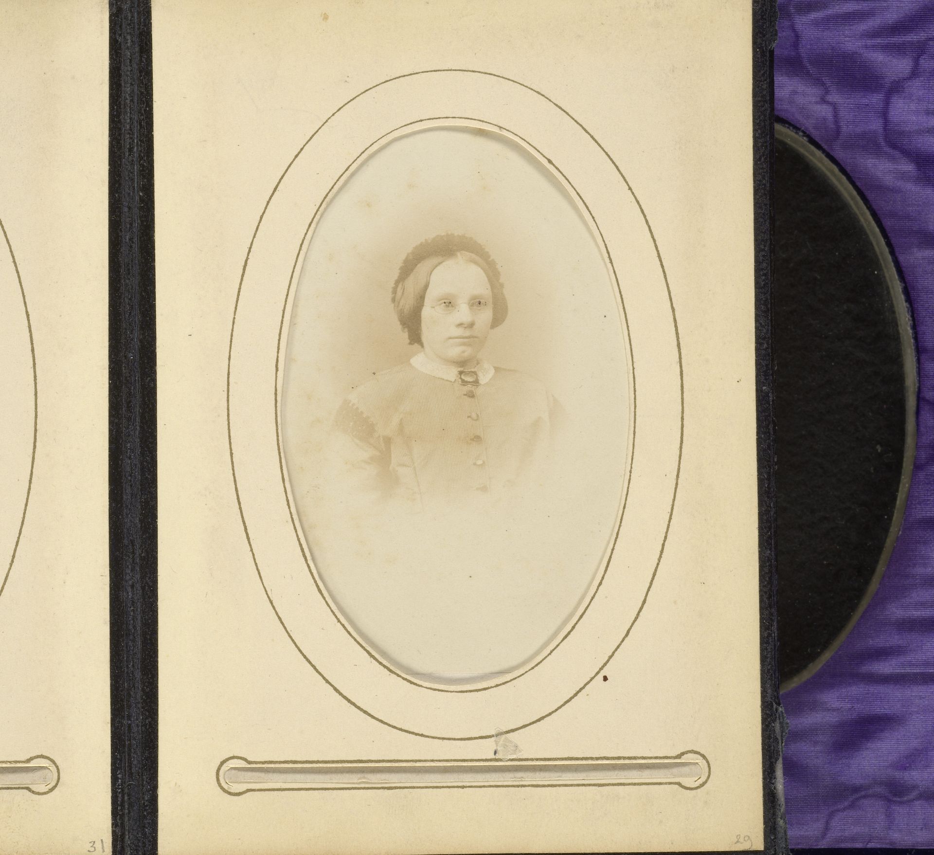 Portret van een vrouw met bril en muts by Jacobus van Gorkom jr.