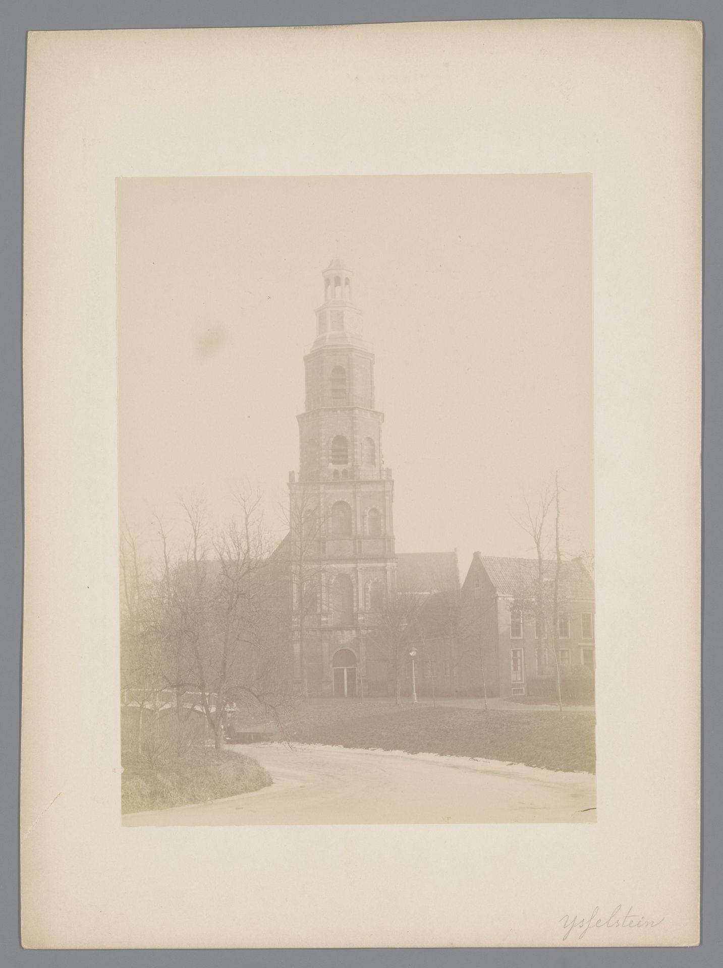 Gezicht op de Oude Sint-Nicolaaskerk te IJsselstein by anoniem (Monumentenzorg)