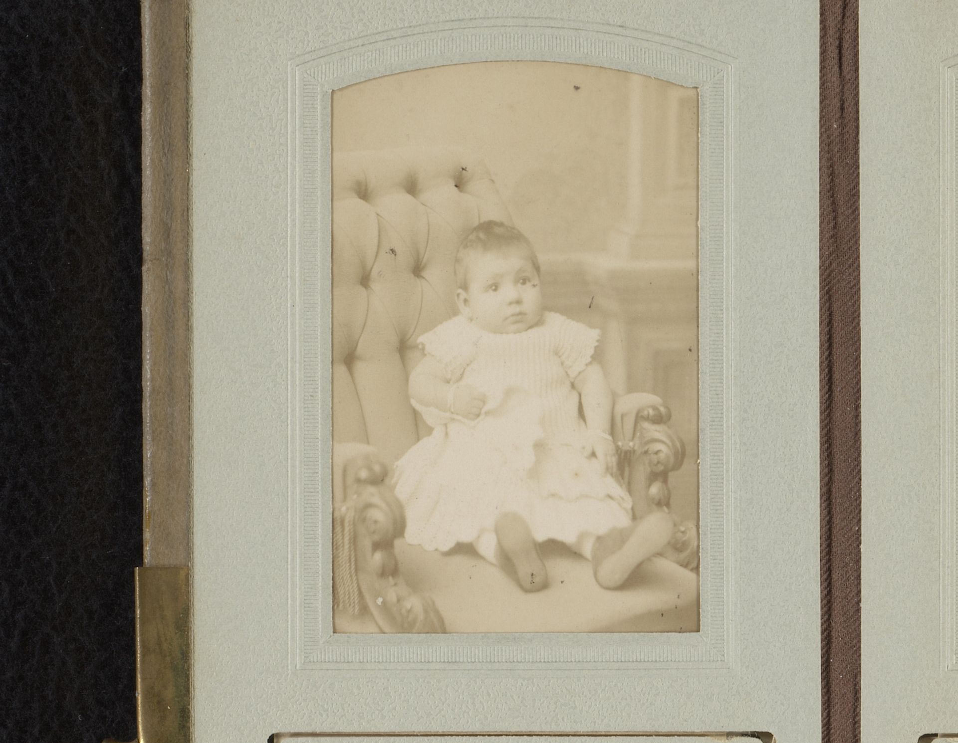 Portret van een baby op een stoel by Albert Greiner