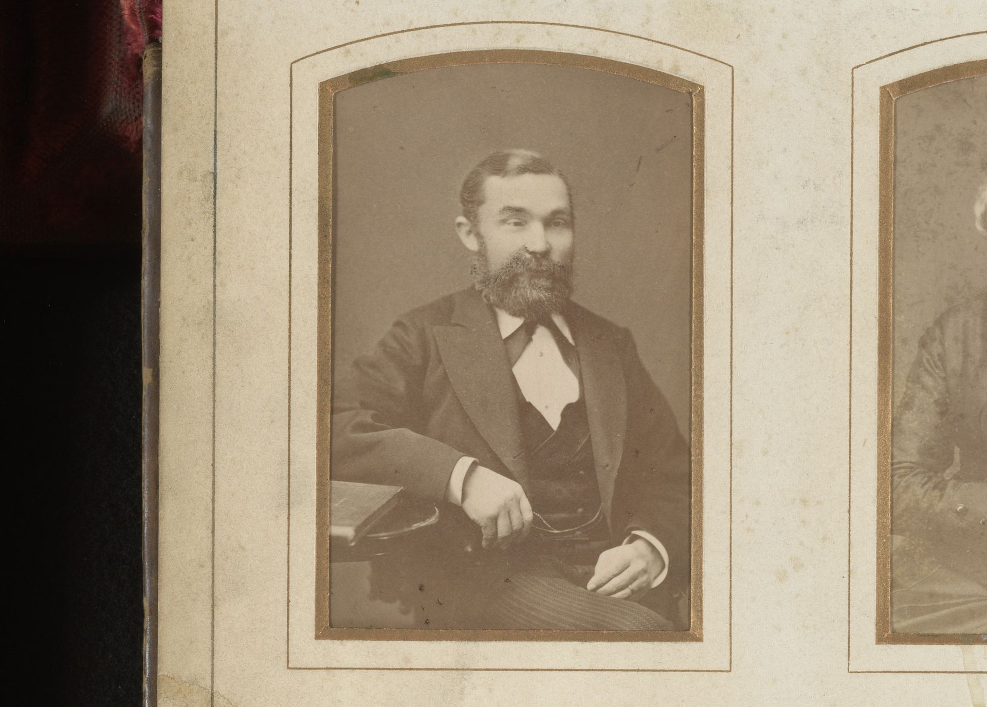 Portret van een zittende man met snor en baard by Charlotta Wilhelmina Edberg