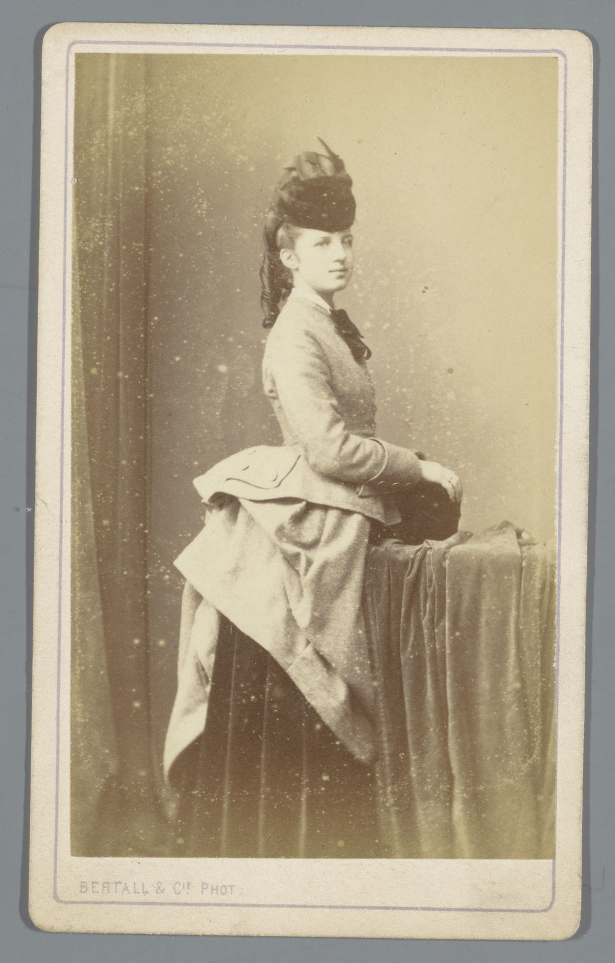 Portret van een onbekende vrouw in een rok met een queu by Bertall et Cie.