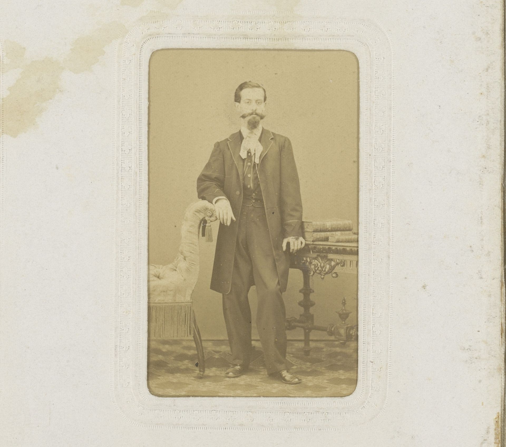 Portret van een staande man met baard en snor by Establecimiento Fotografico
