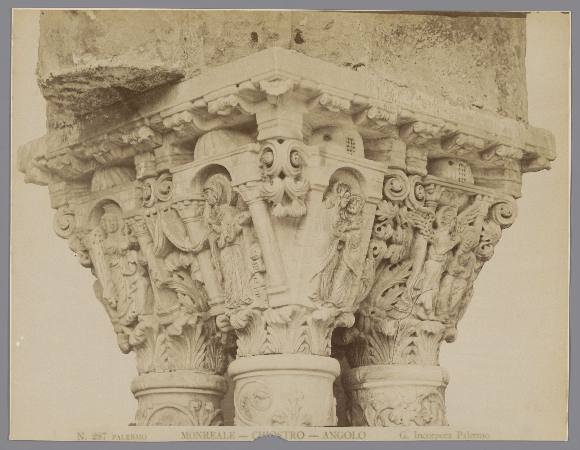 Detailopname van een kapiteel in de kloostergang van de dom van Monreale by Giuseppe Incorpora