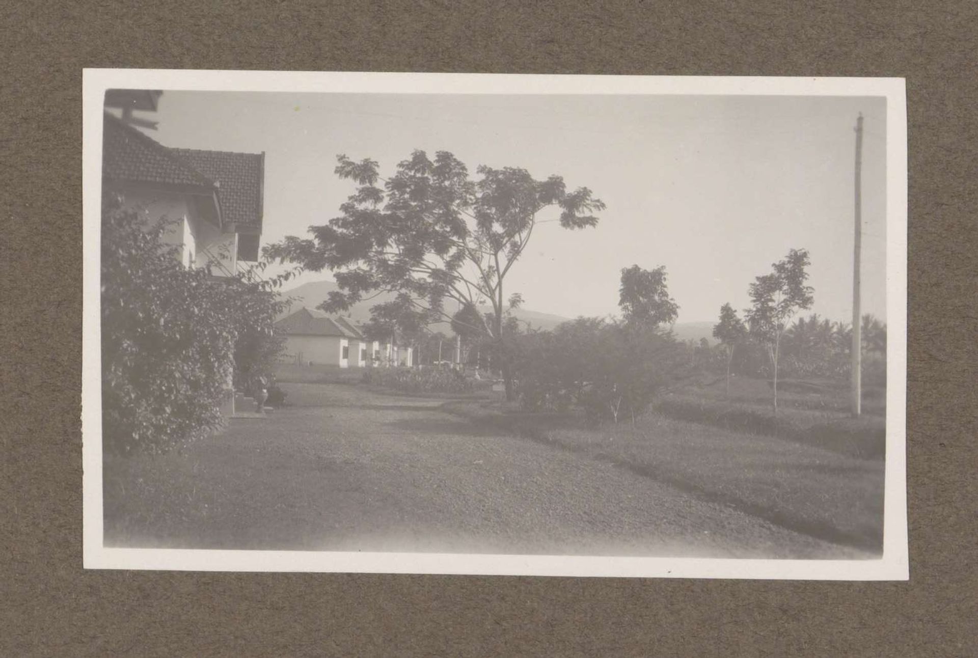 Weg met huizen, mogelijk woningen op een plantage in Nederlands-Indië by Klaas (I) Kleiterp