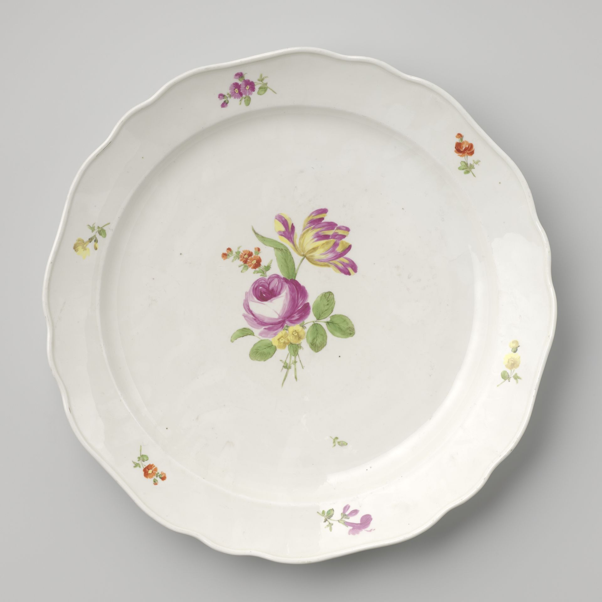 Dish with a bouquet and flower sprays by Kaiserliche Porzellanmanufaktur