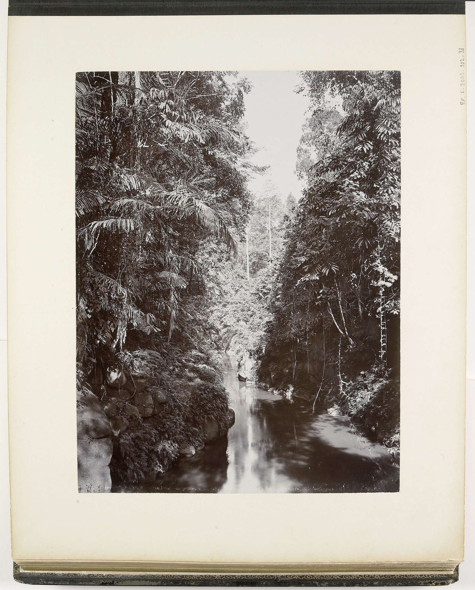 Gezicht langs de Bloemeis rivier, Rinteh, Sumatra (Bloemeis Fluss Gg. Rinteh) by Carl J. Kleingrothe