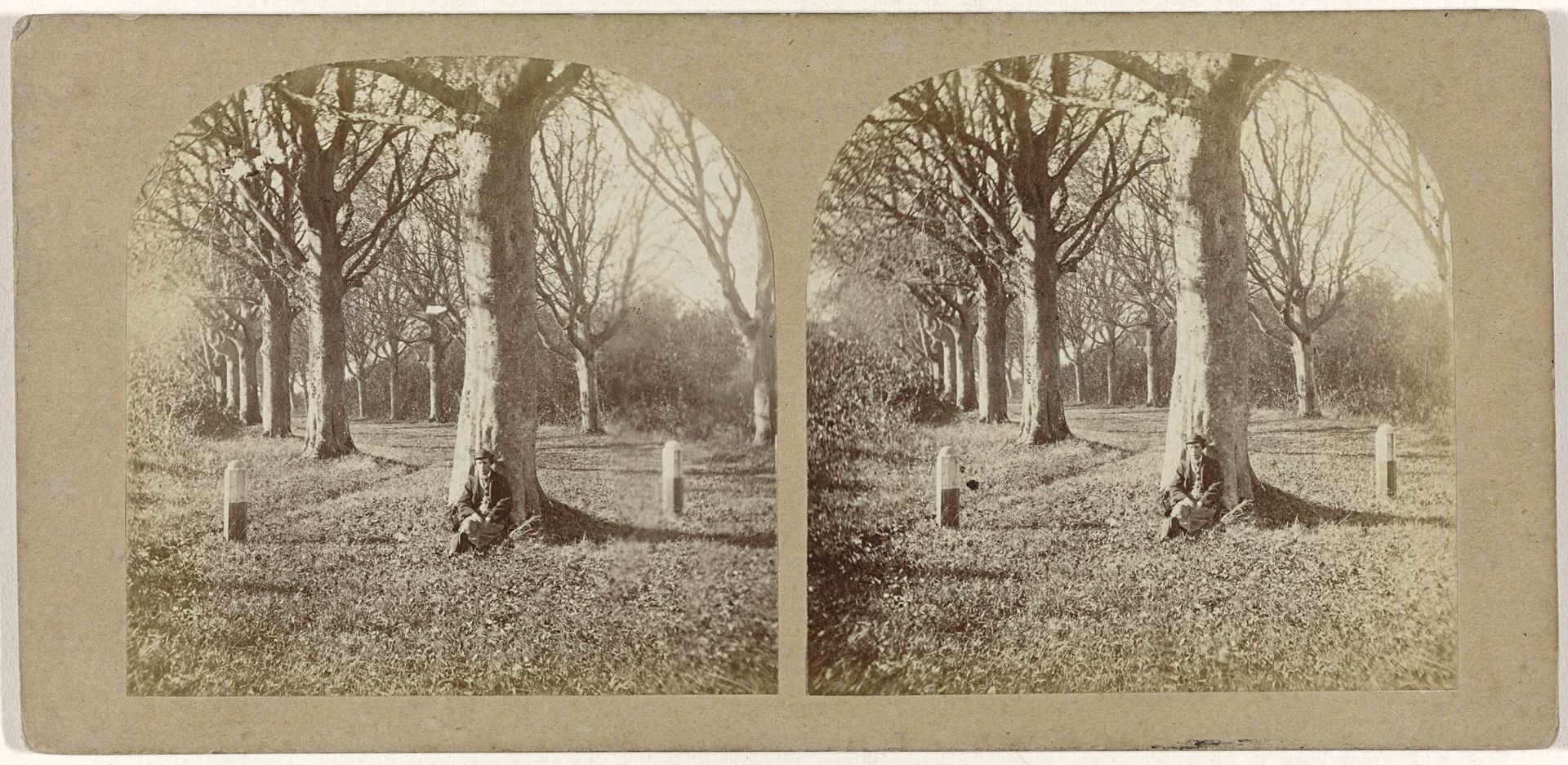 Man zittend tegen een boom in het bos by Klaas van Vliet