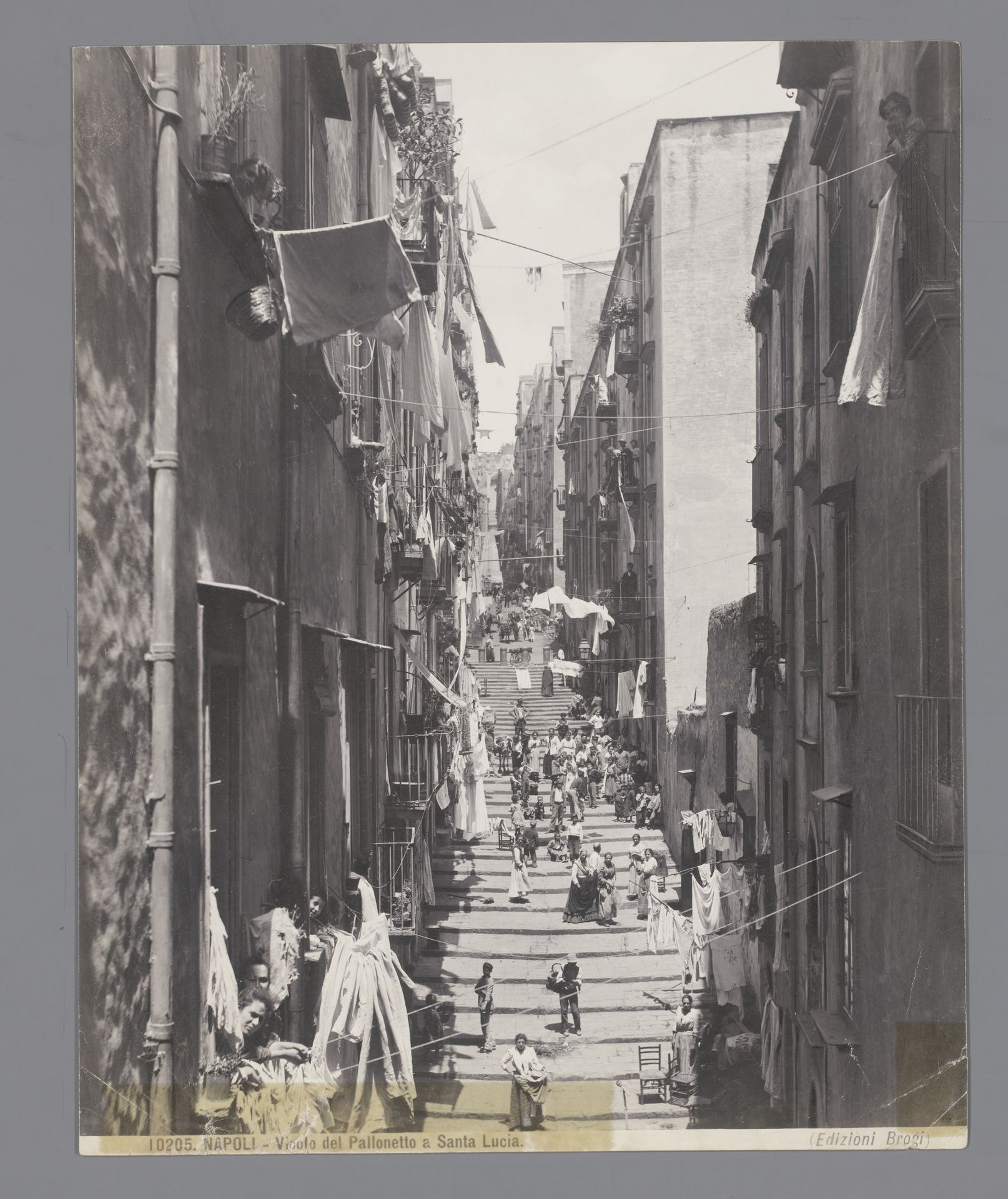 Straatgezicht in Santa Lucia te Napels by Giacomo Brogi