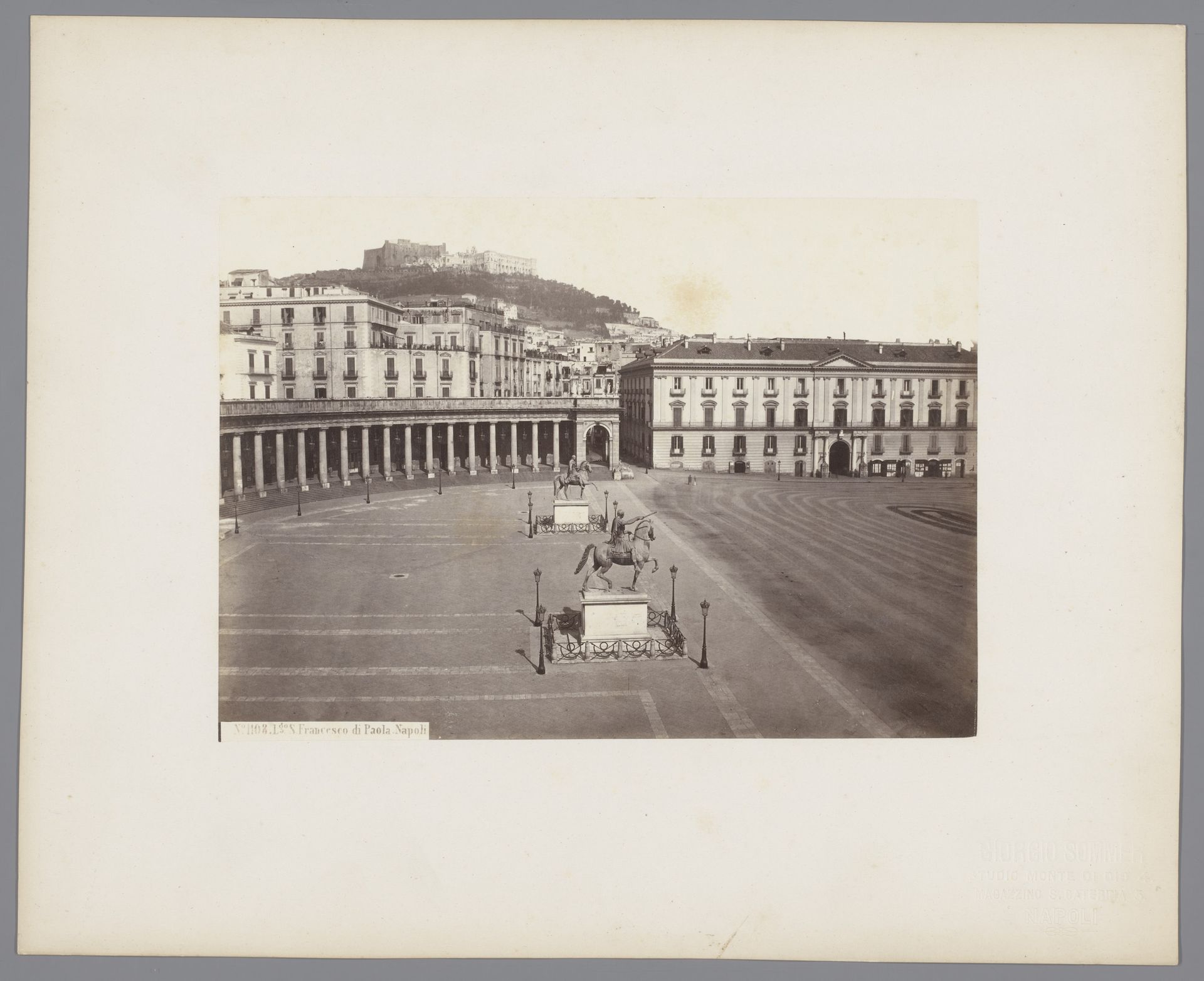 Gezicht op het Piazza del Plebiscito met het Largo Palazzo en de ruiterstandbeelden van Ferdinand I en Karel III van Spanje te Napels, Italië by Giorgio Sommer