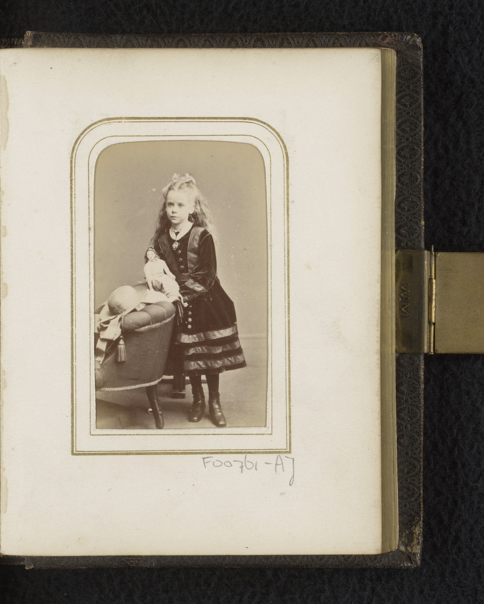Portret van een meisje met pop en hoed by Silas Eastham