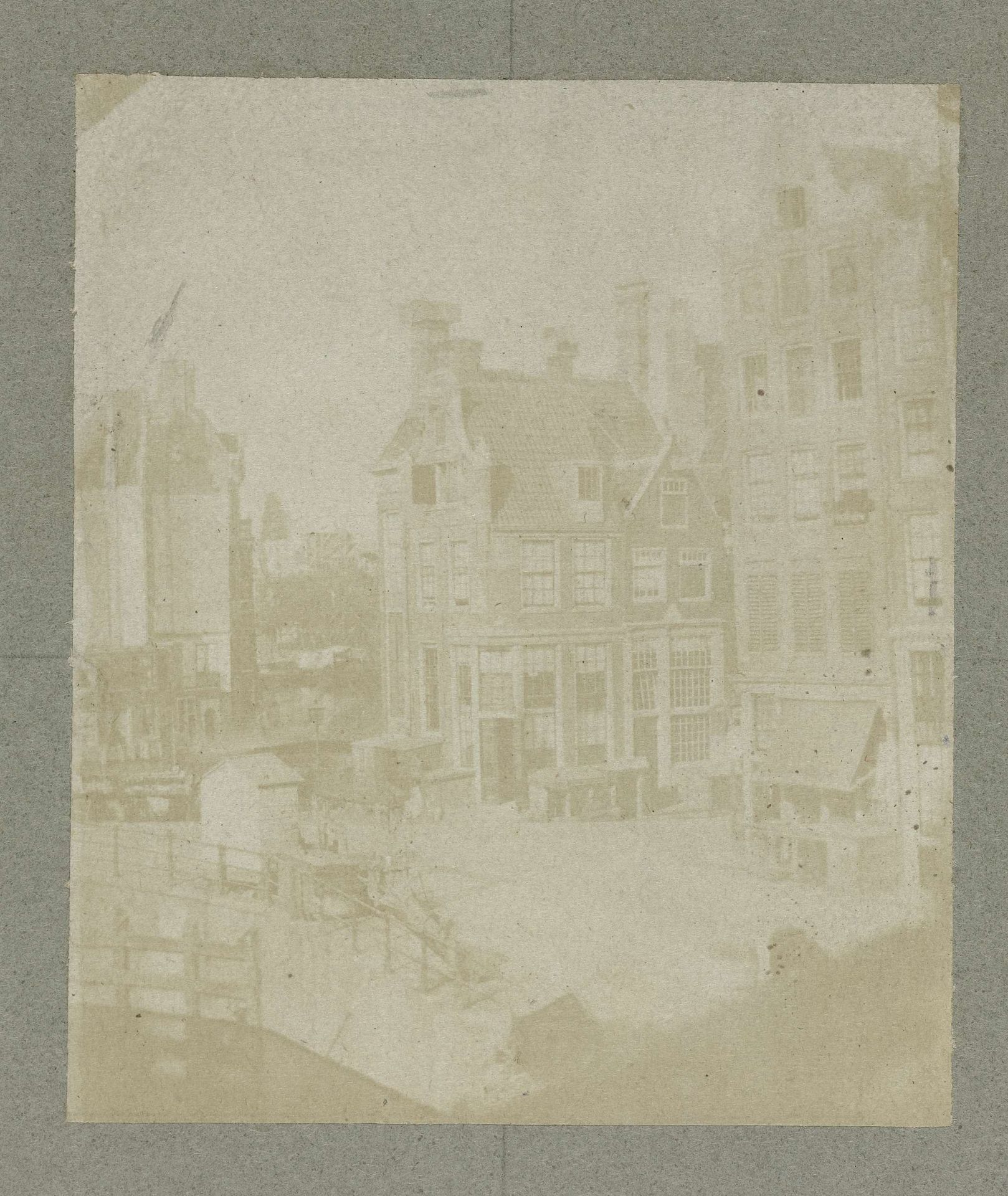 Gezicht vanuit het huis van de fotograaf richting logement Rondeel, Amsterdam by Eduard Isaac Asser