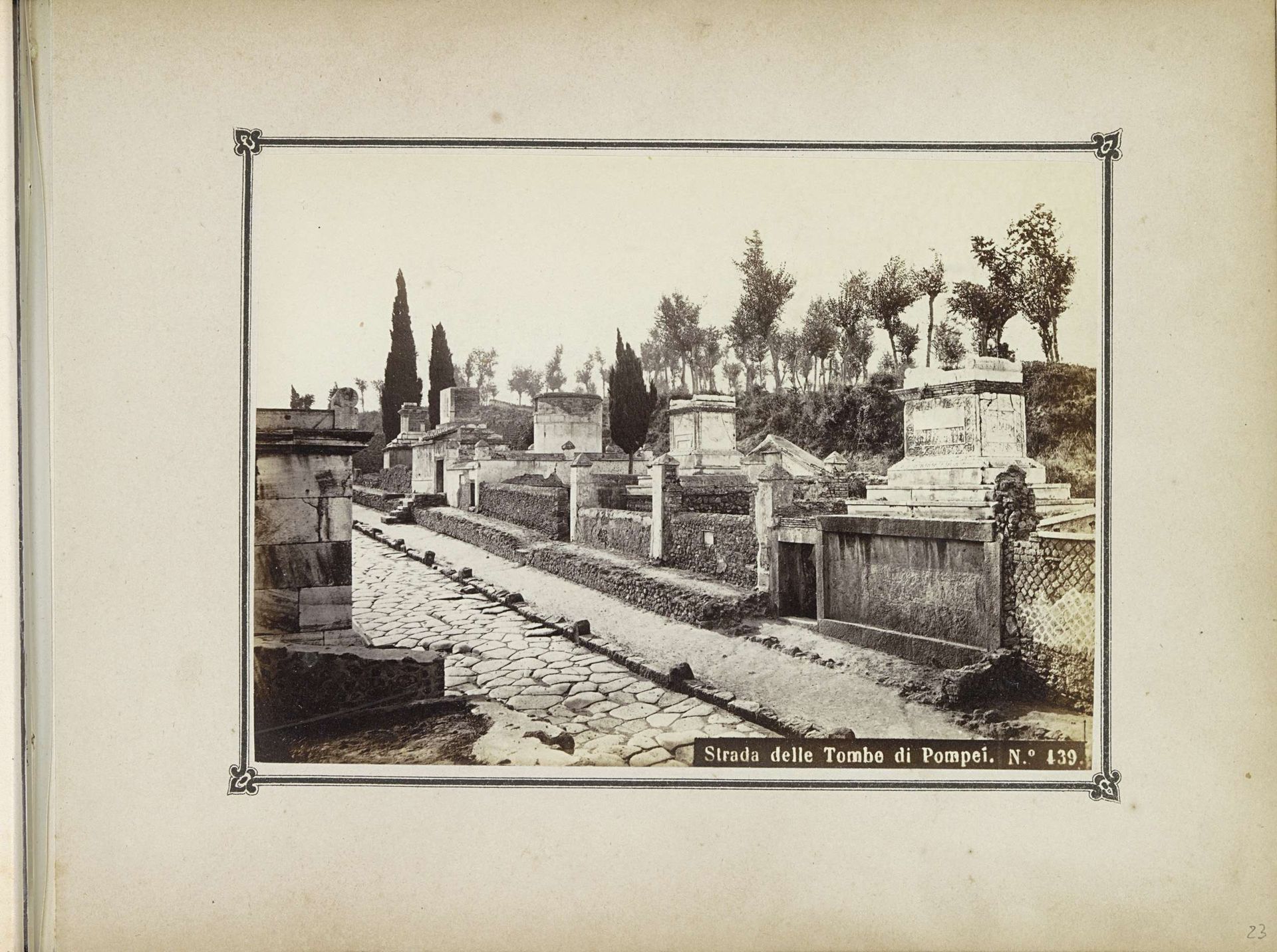 Straat met restanten van graftombes in Pompeï by Roberto Rive