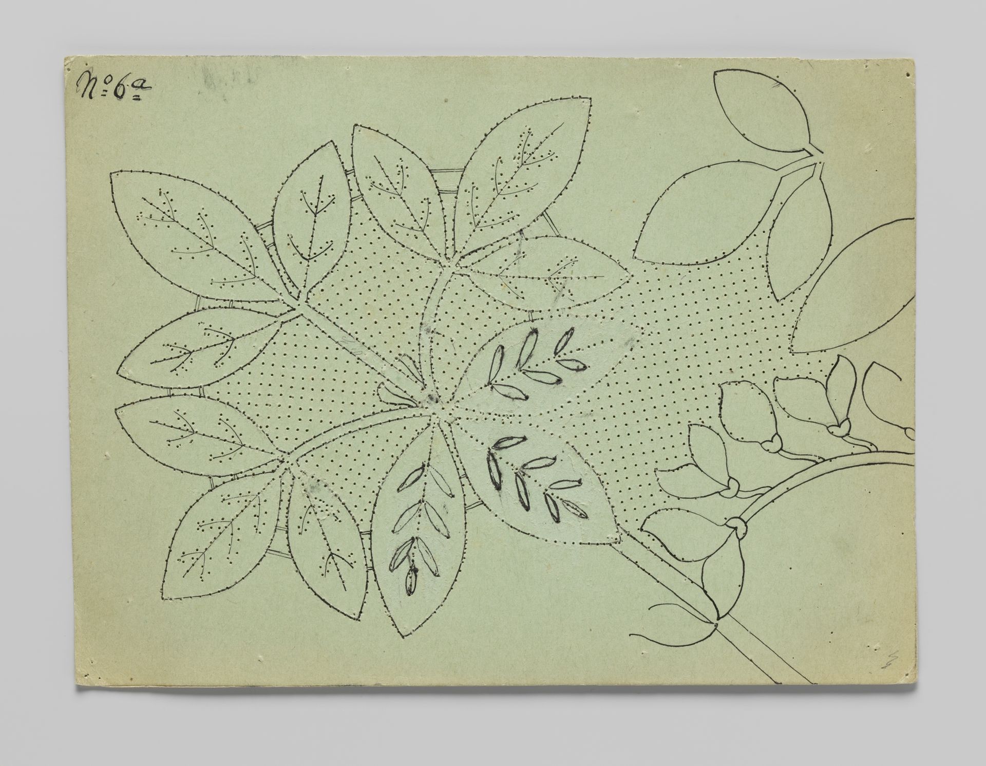 Kantpatroon voor een kleed van kloskant met goudenregentakken en -bloemen by Louise Wilhelmina van der Meulen-Nulle
