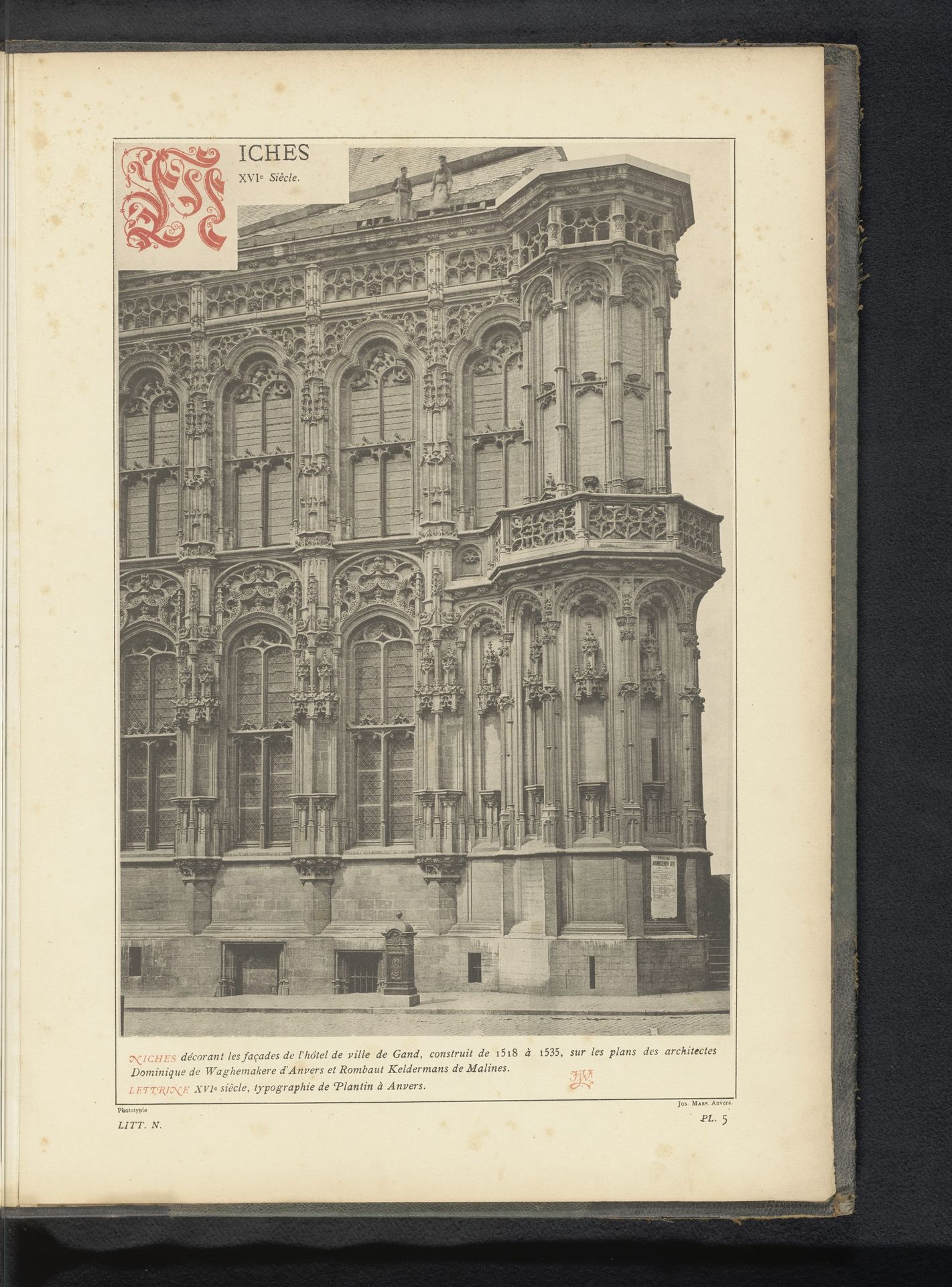 Gezicht op een deel van het stadhuis van Gent, België, met gedecoreerde nissen by Anonymous
