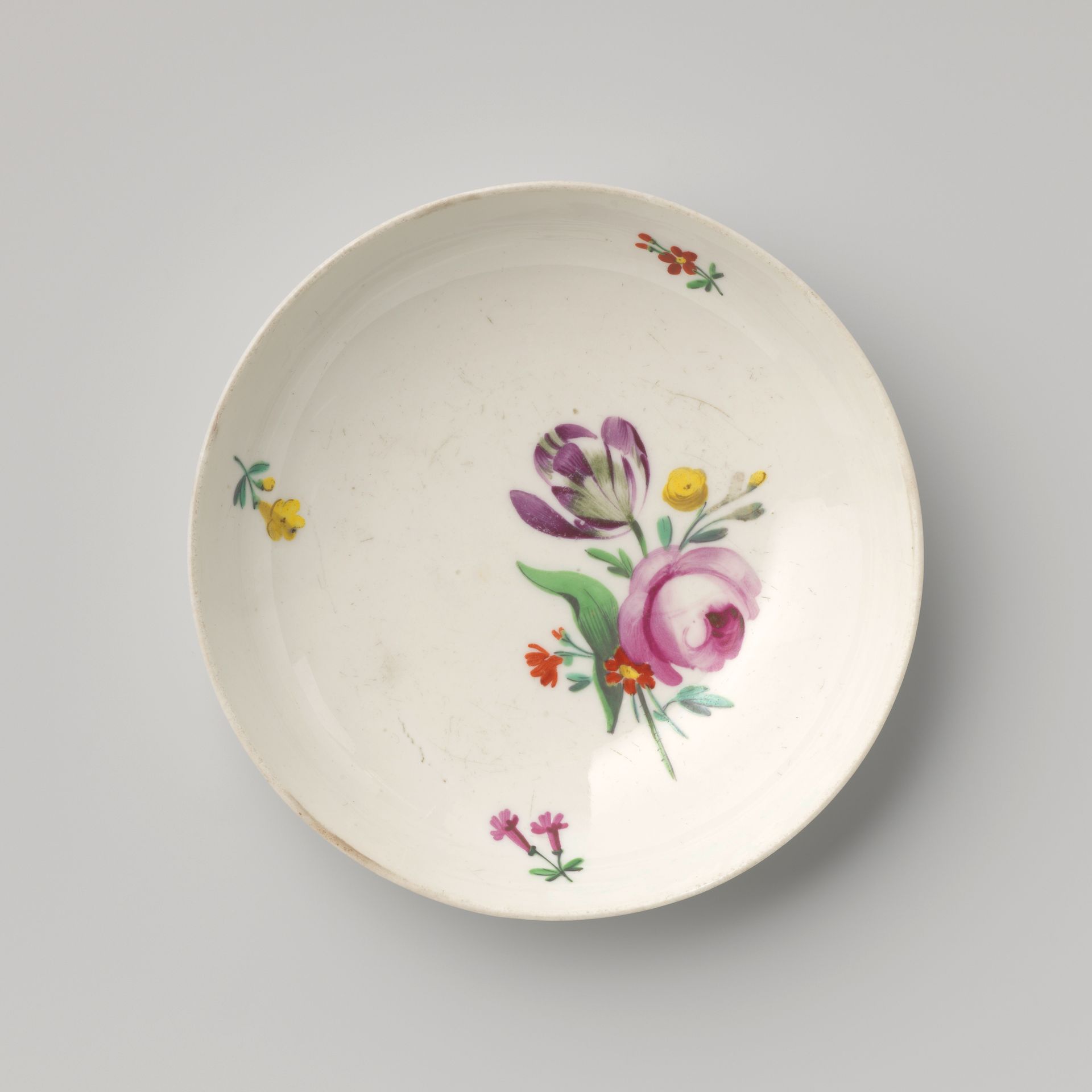 Saucer with a bouquet and flower sprays by Kaiserliche Porzellanmanufaktur
