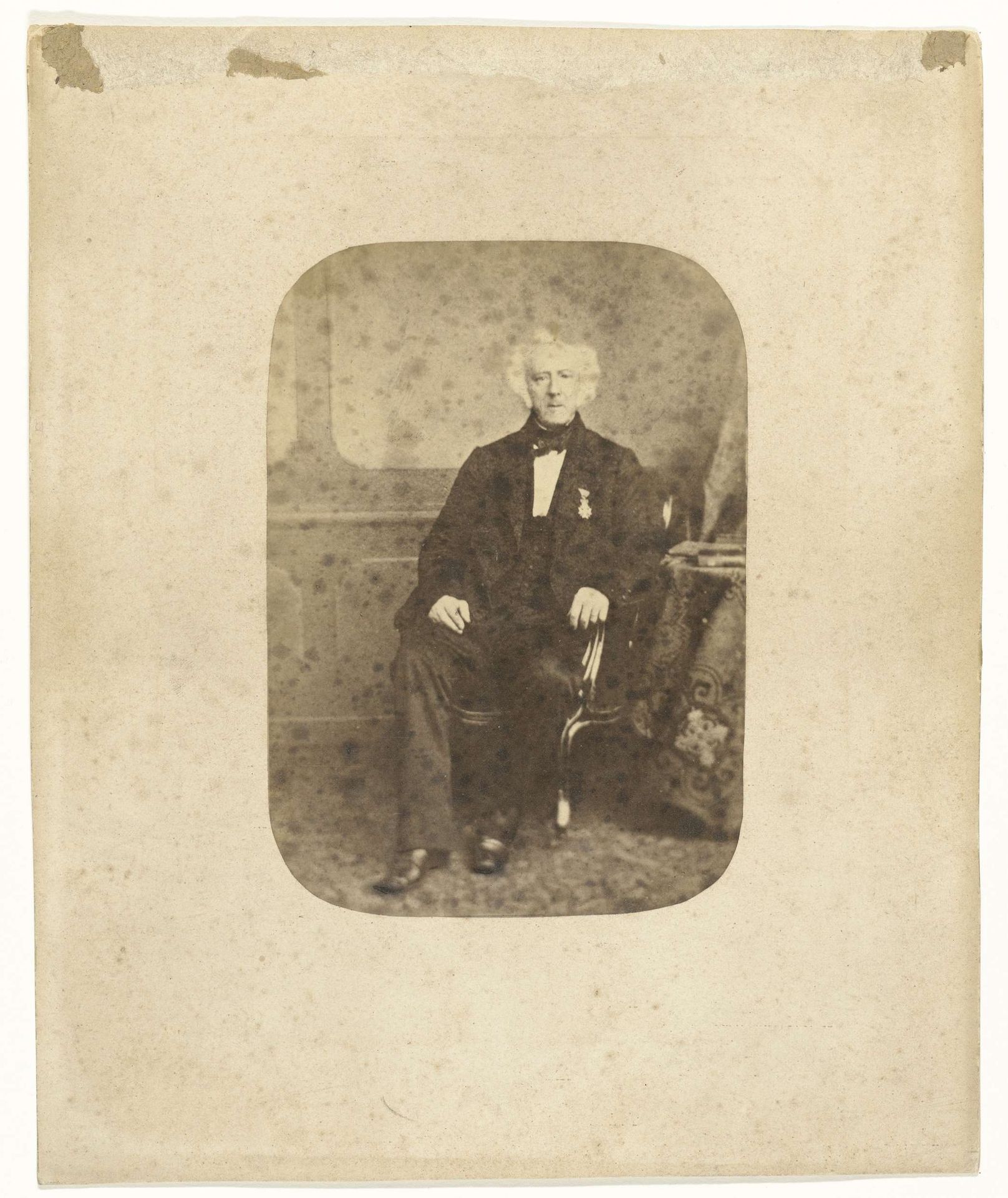 Studioportret van vermoedelijk Louis Gerard Bouricius by Dirk van Lokhorst