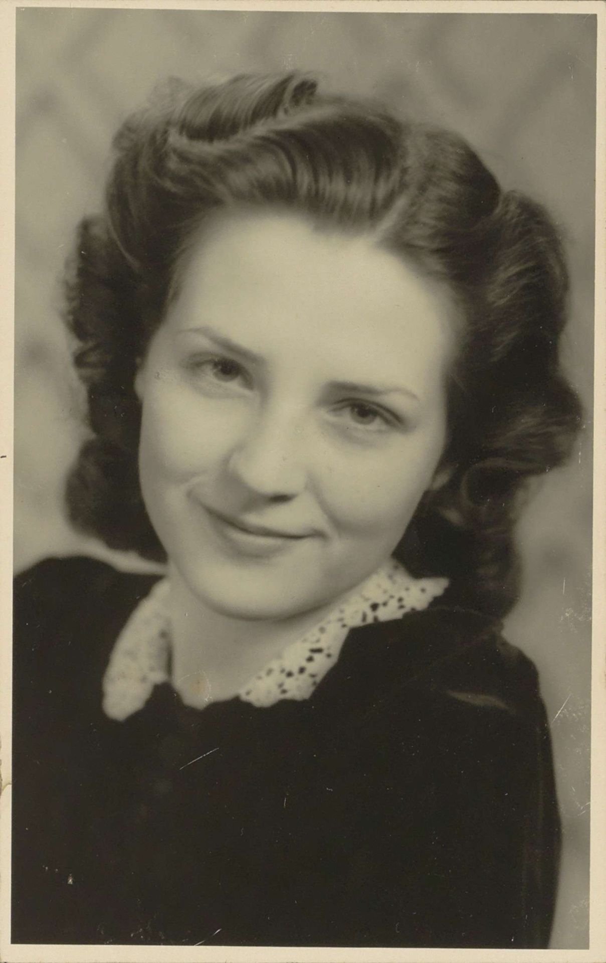 Portret van een deelnemer aan een cursus van de Koloniale School voor Meisjes en Vrouwen te 's-Gravenhage by Anonymous