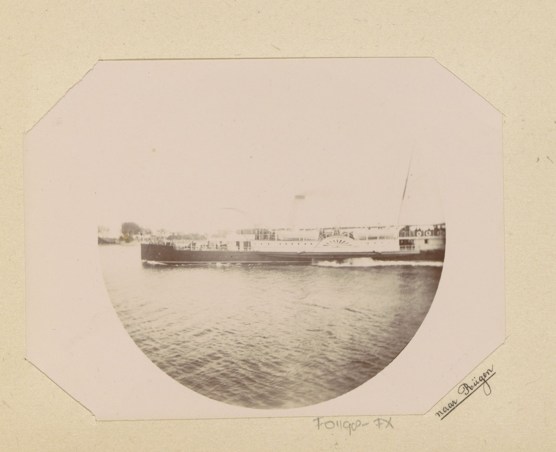 Gezicht op een stoomschip op de Oostzee richting Rügen by Willem Frederik Piek Jr.