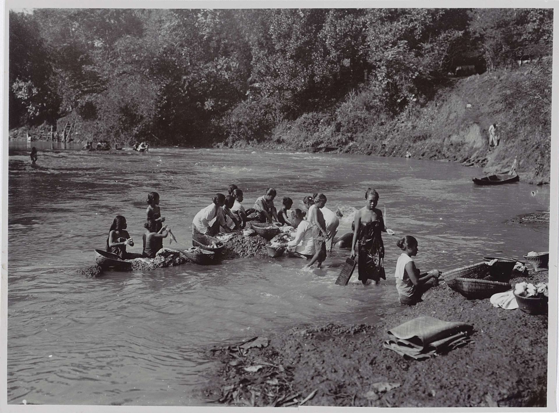 Vrouwen doen de was op rotsen in de rivier. by Johanna Hermina Marmelstein