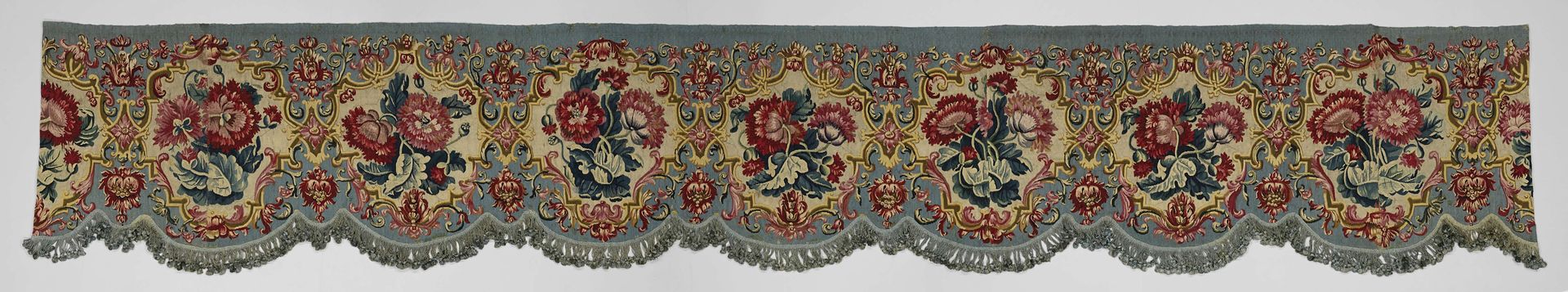 Lambrequin of val voor een bed of raamomlijsting met een bloemenpatroon by Manufacture Royale des Gobelins