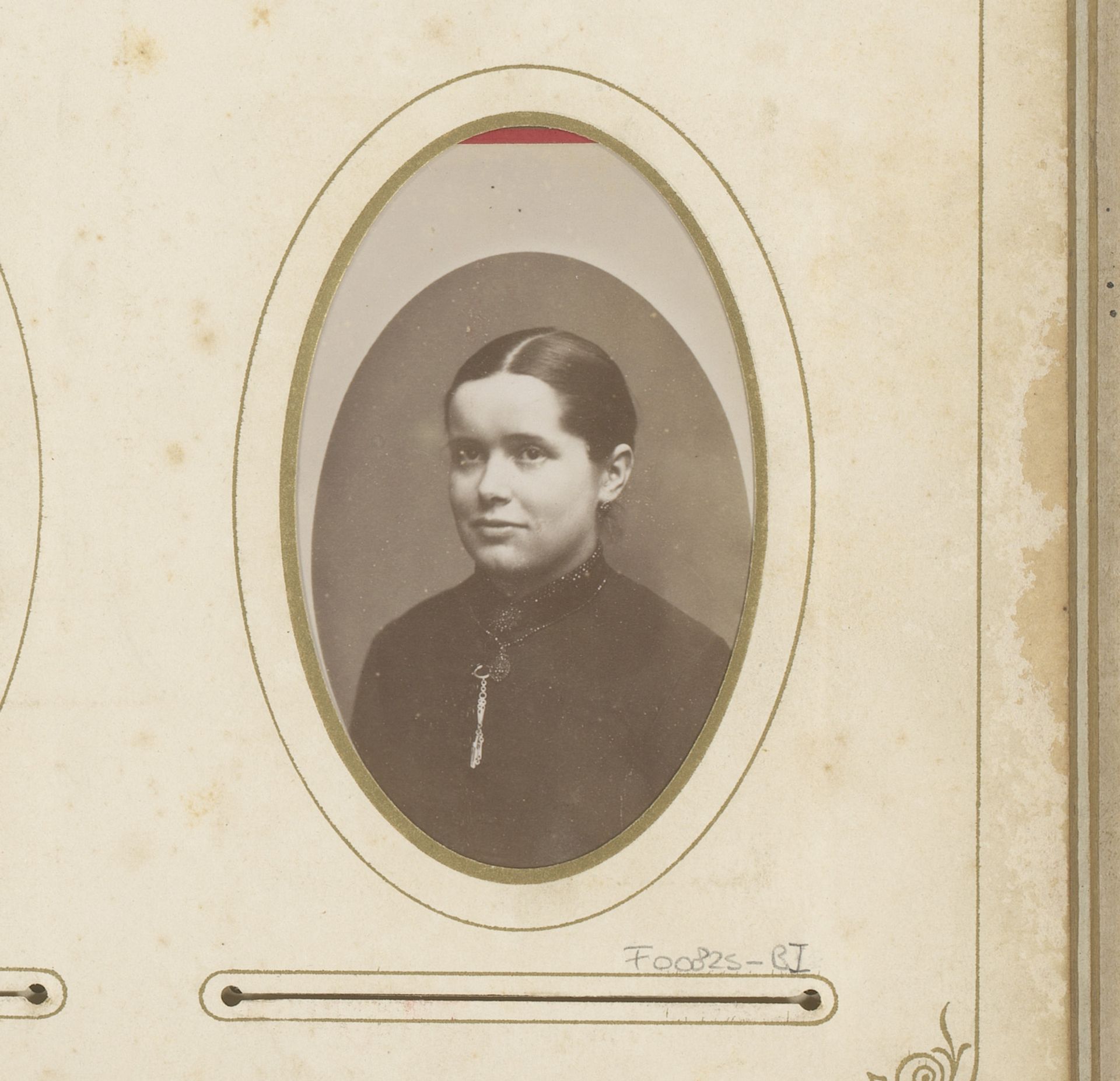 Portret van een jonge vrouw met halsketting by Marius N.F. Rotteveel