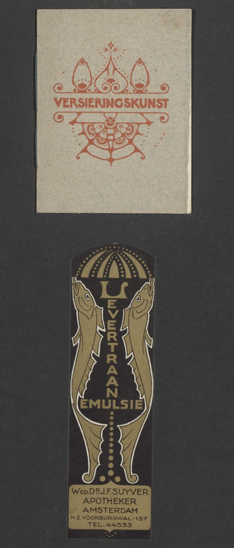 Reclameboekje voor lessen in Versieringskunst door R.W.P. de Vries Jr. en een apothekersetiket voor levertraanemulsie by Reinier Willem Petrus de (1874-1952) Vries