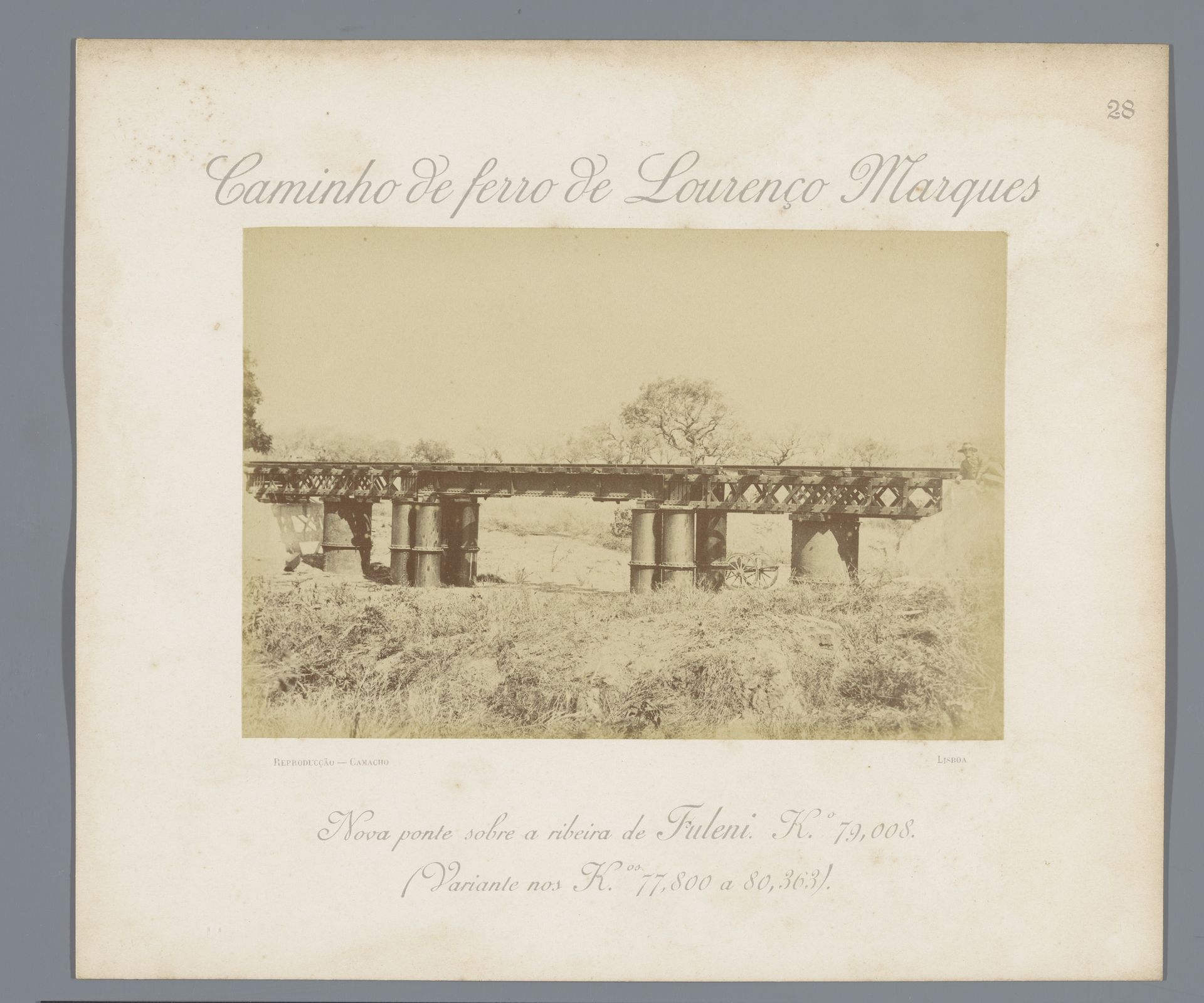 Spoorbrug over de rivier Fuleni, vermoedelijk in Mozambique by Manuel Romão Pereira