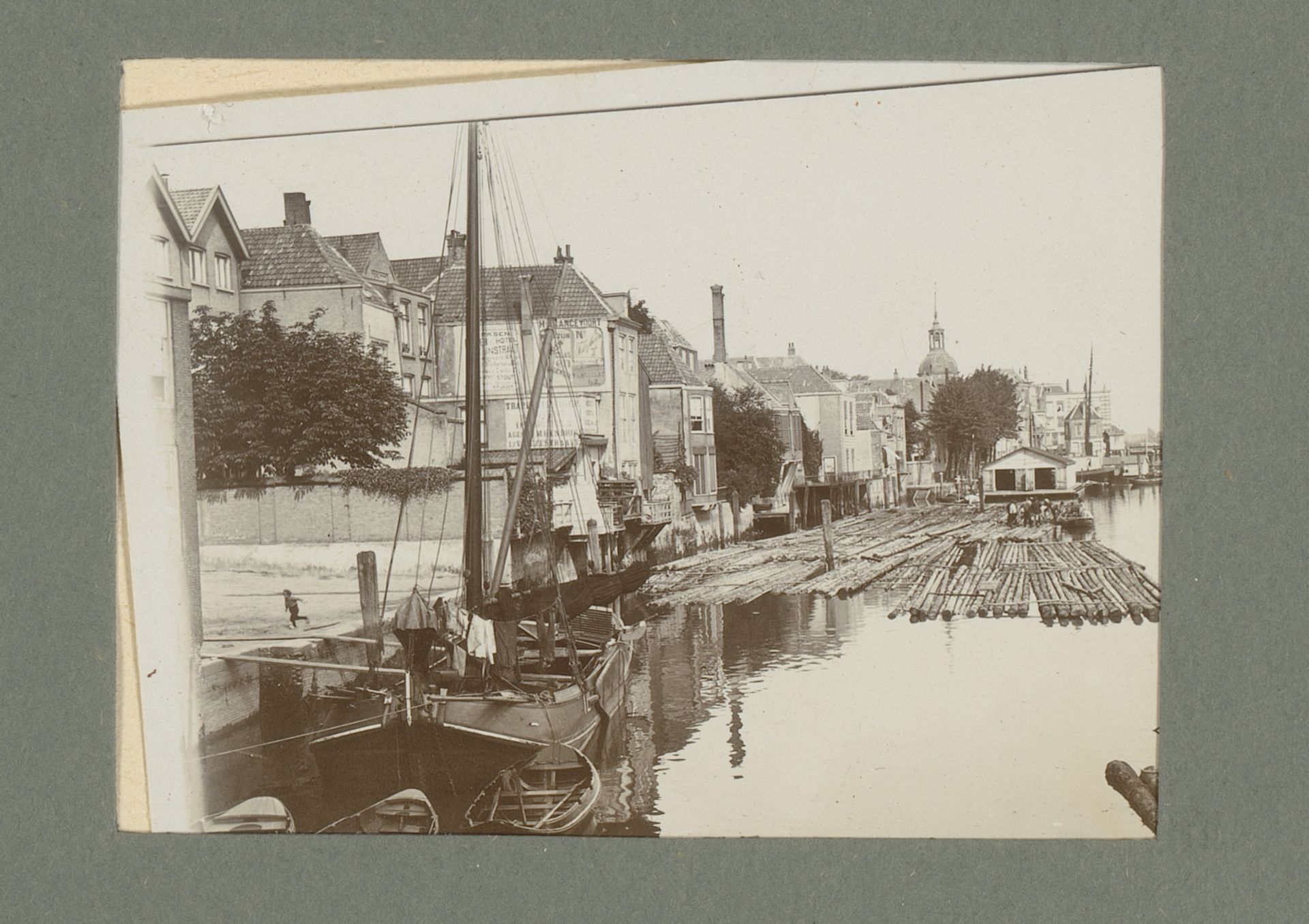 Gezicht op de Wijnhaven te Dordrecht by G. Hidderley