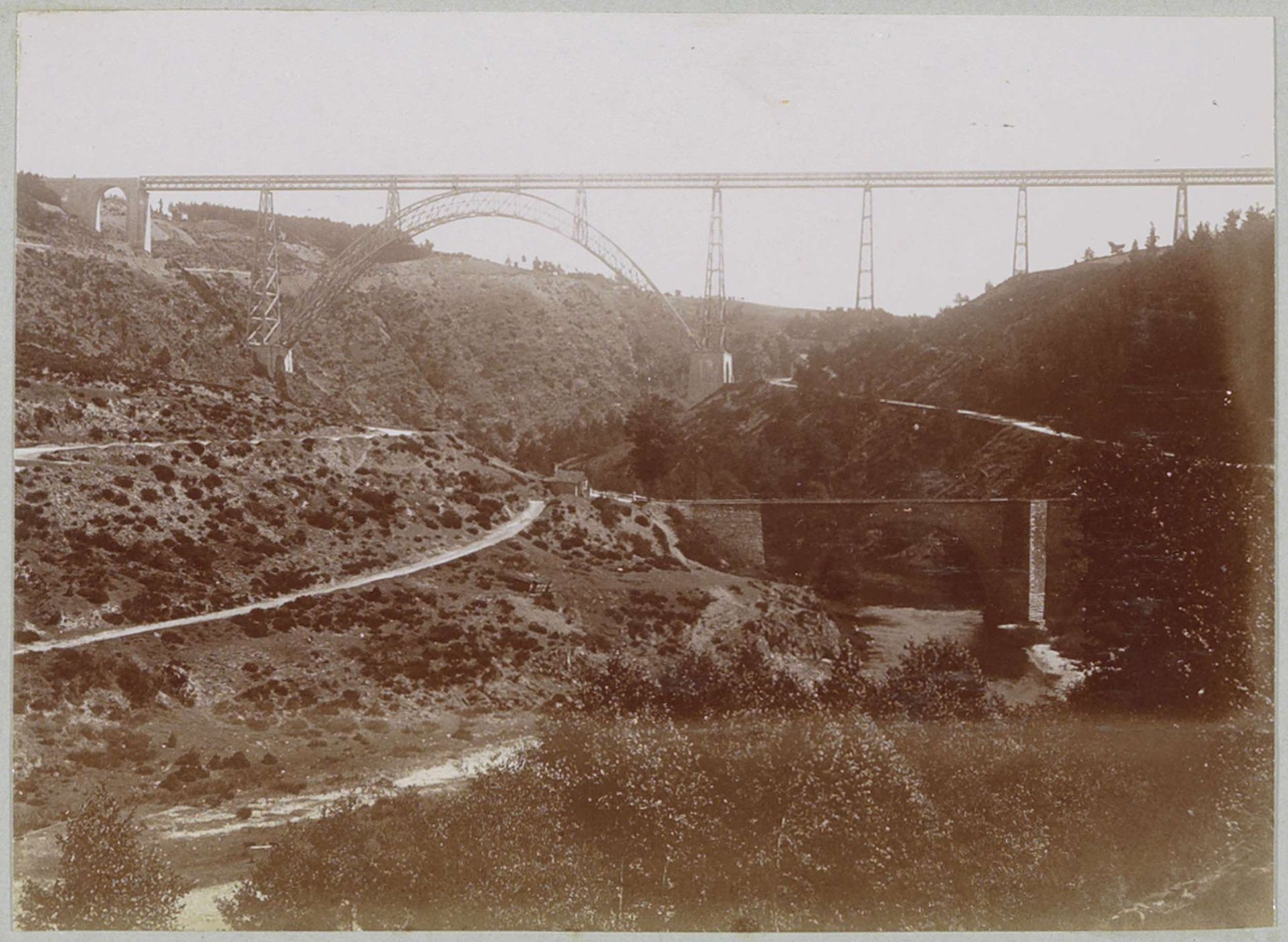 Gezicht op het Viaduc de Garabit bij Ruynes-en-Margeride by Delizy