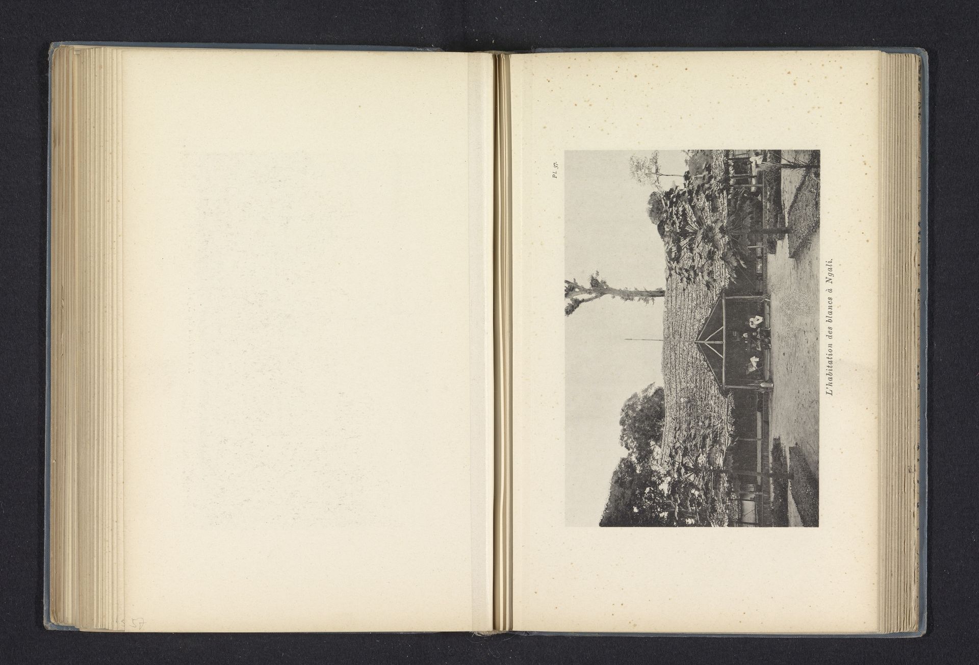 Exterieur van een woning te Ngali by Franz Thonner
