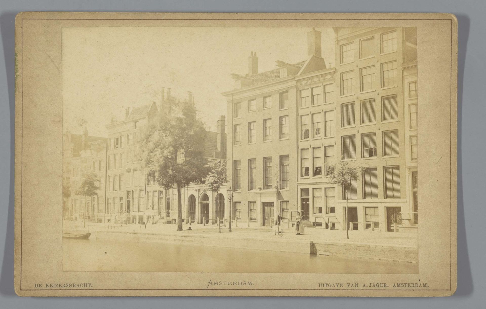 Gezicht op een deel van de Keizersgracht in Amsterdam by Andries Jager